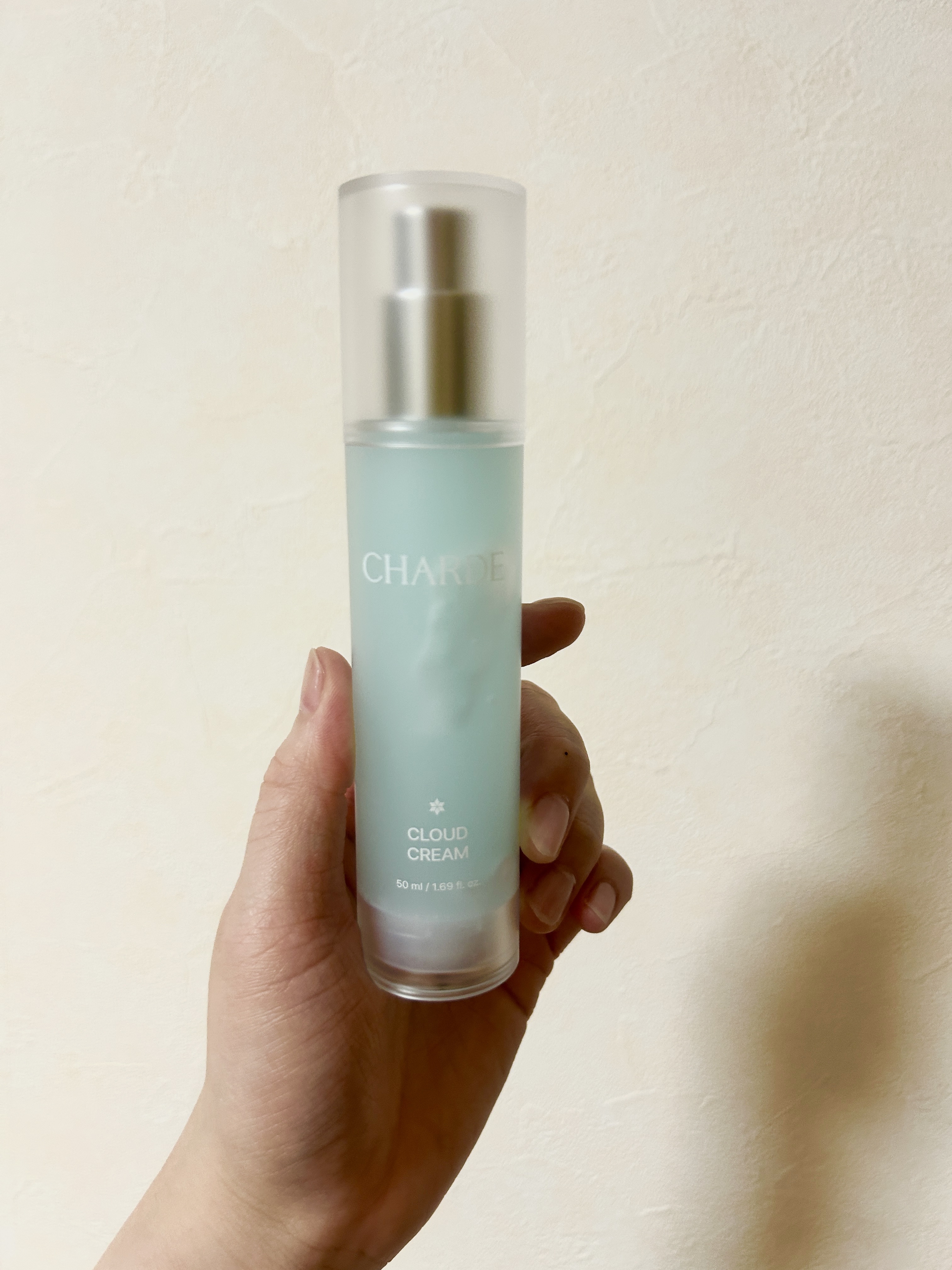 まず驚いたのが、その名前の通り“雲”みたいにふわふわなテクスチャー。
手に取るとぽってりしてるのに、顔にのせるとスーッと伸びてふんわり軽い。
塗ってすぐはしっとりするんだけど、べたつきゼロでさらっとしていて、不快感が一切ないのが気に入ってま