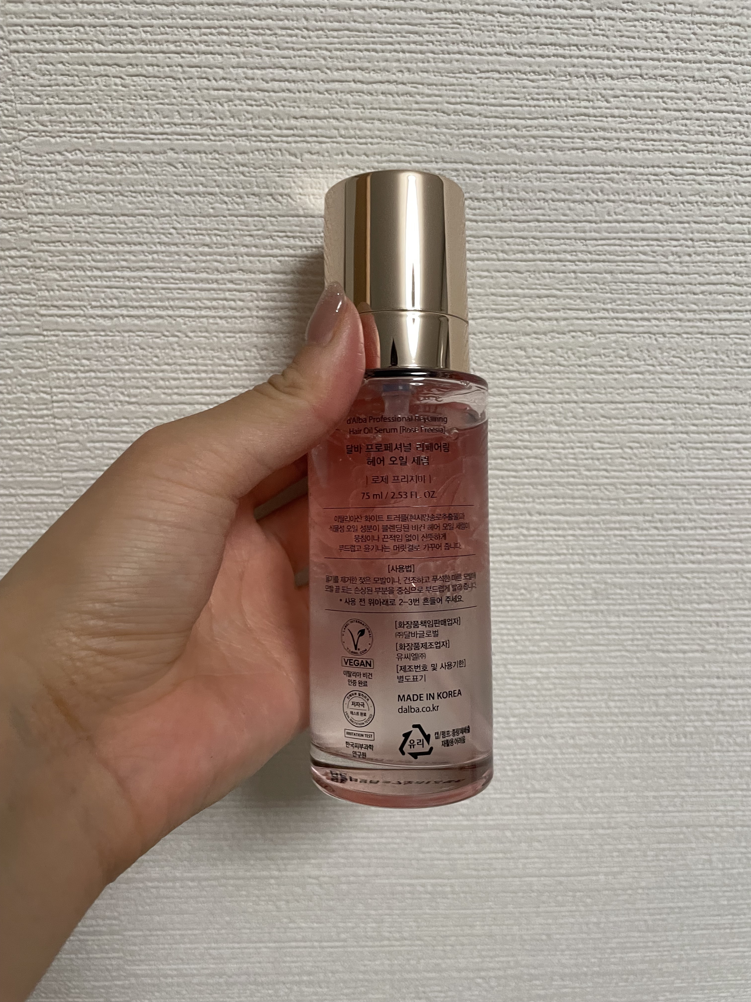 ダルバ プロフェッショナル　リペアリング　ヘアオイル　セラムのクチコミ「Qoo10メガ割で購入したヘアオイルです！
二層になってるので降って使います⭐️

香りがとて.....」（2枚目）