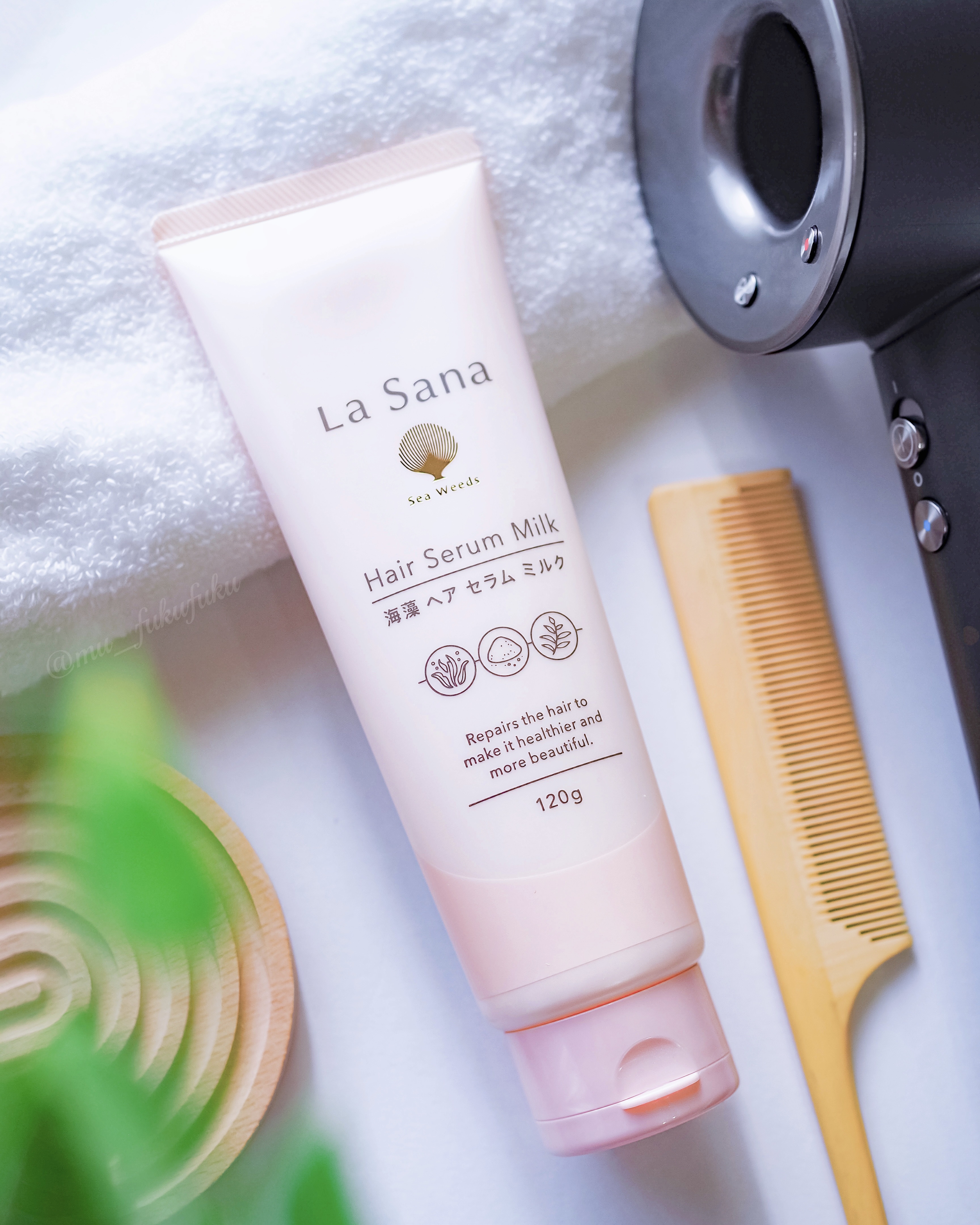 ラサーナ様のキャンペーンでいただきました🎉

La Sana｢海藻ヘアセラムミルク｣

ヘアセット前に使う髪用美容液
アイロンやコテを使う前の乾いた髪につけることで熱ダメージ軽減、髪型キープの効果とUV対策も期待できるところが嬉しい☀️
