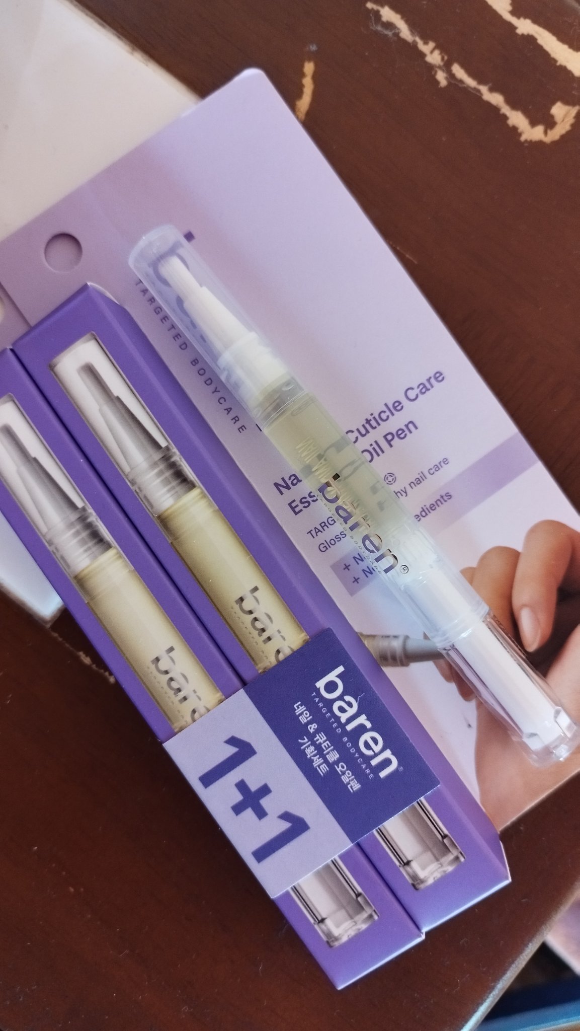 baren nail oilを使ってみました💅

まず、筆タイプなのがとても便利！
甘皮や爪のきわにも塗りやすく、指先までしっかりケアできます。
ポーチに入れておけば、外出先でもサッと塗れるのが嬉しい◎

ただ、香りがちょっと独特。
植物