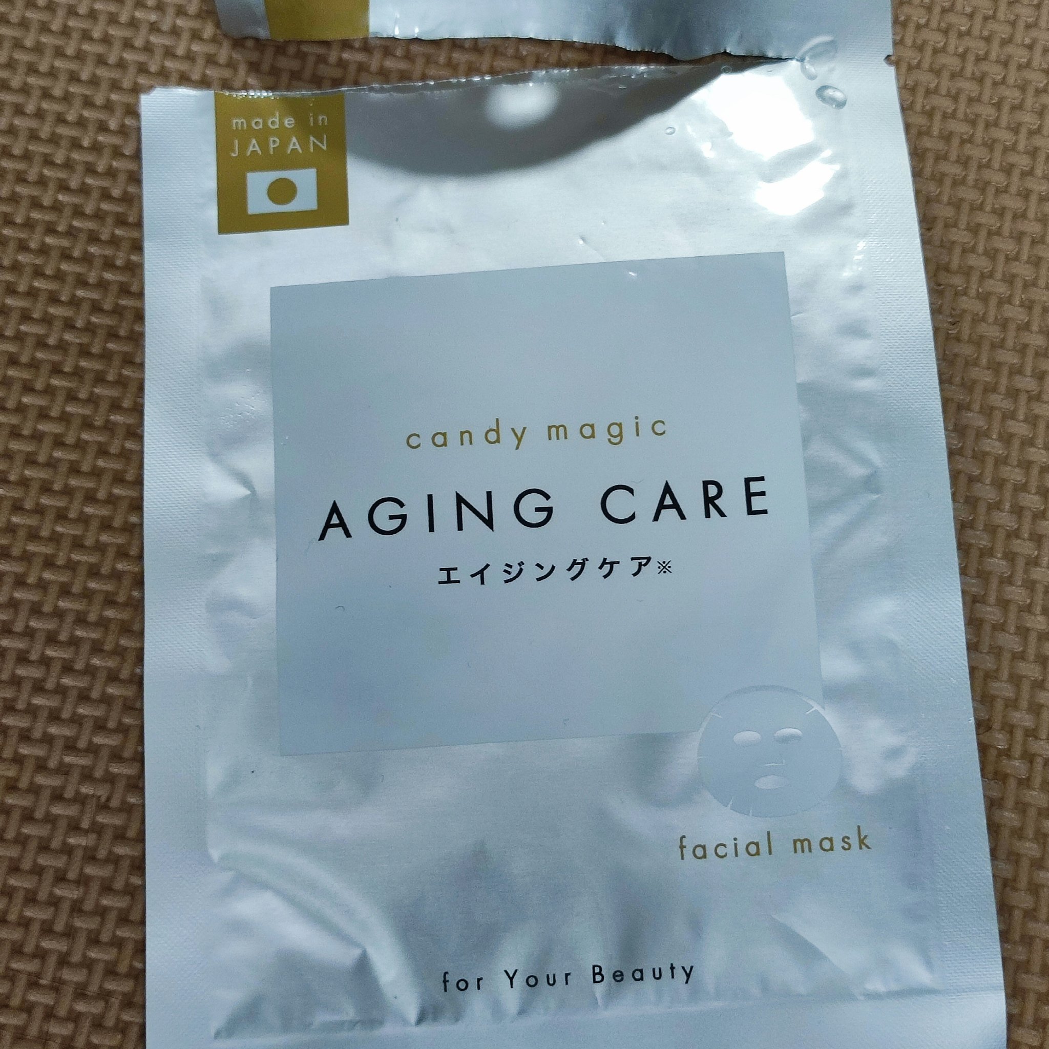 カラコン愛用しているcandy magicのフェイシャルマスク
エイジングケア（年齢に応じたお手入れのこと）

以前カラコン購入した時におまけでついてきたアイテム！

やや敏感肌ですが特にピリピリ感もなく使え、
フローラルの香りで癒されまし