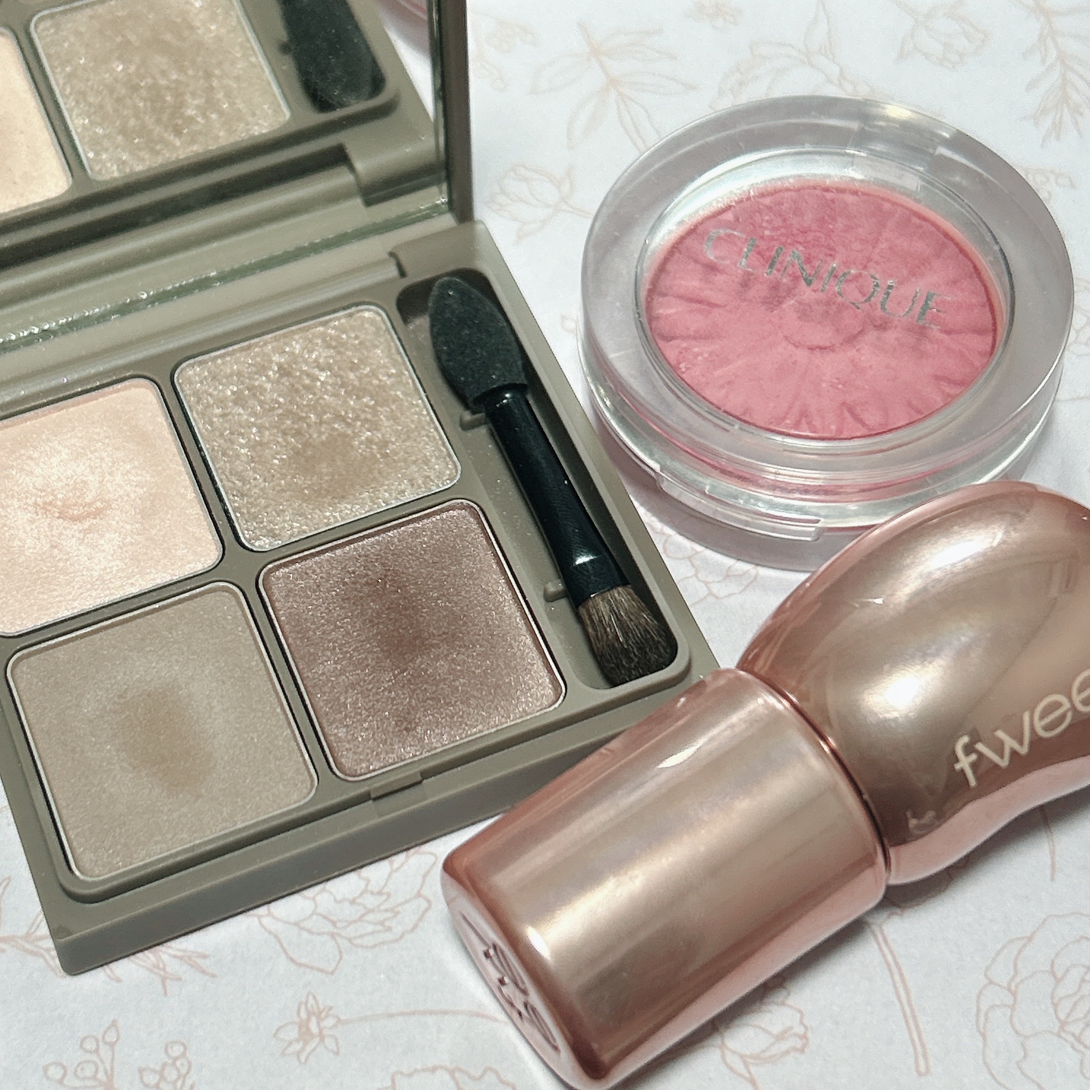 #今日のメイク

グレーのブラウスに合わせて落ち着いたメイク💄

アイメイク
Ririmew インザミラーアイパレット 03 ウィンターグレイ

チーク
CLINIQUE チーク ポップ 12 ピンク ポップ

リップ
fwee フィー 