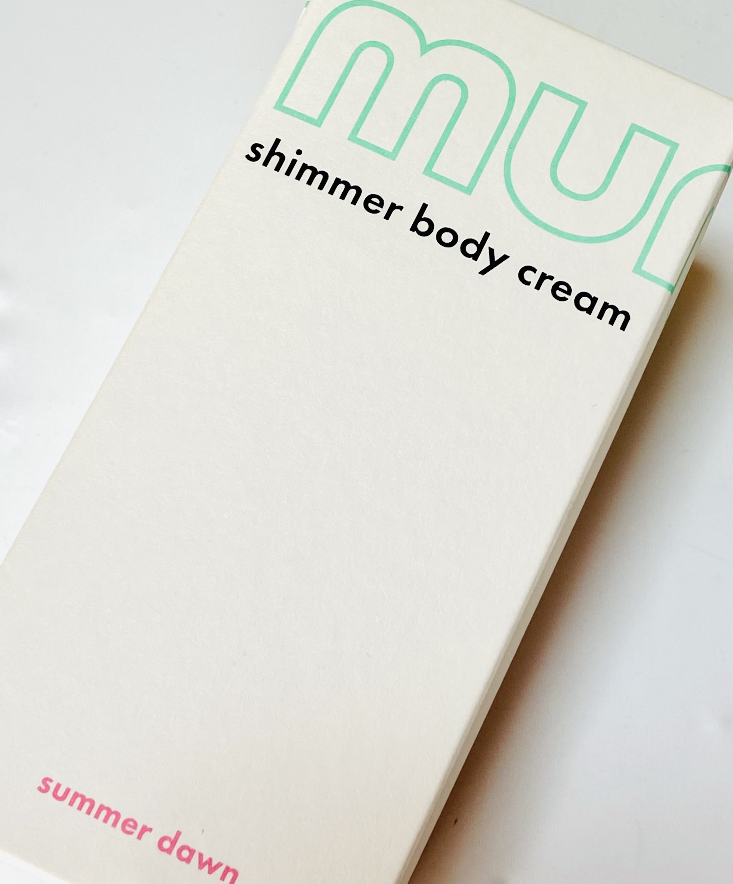 munus ベルベットドリームシマーボディークリームのクチコミ「2種類の香りからサマーダーンを選びました！
柑橘系の香りを楽しみながら
大容量サイズなので、お.....」（3枚目）