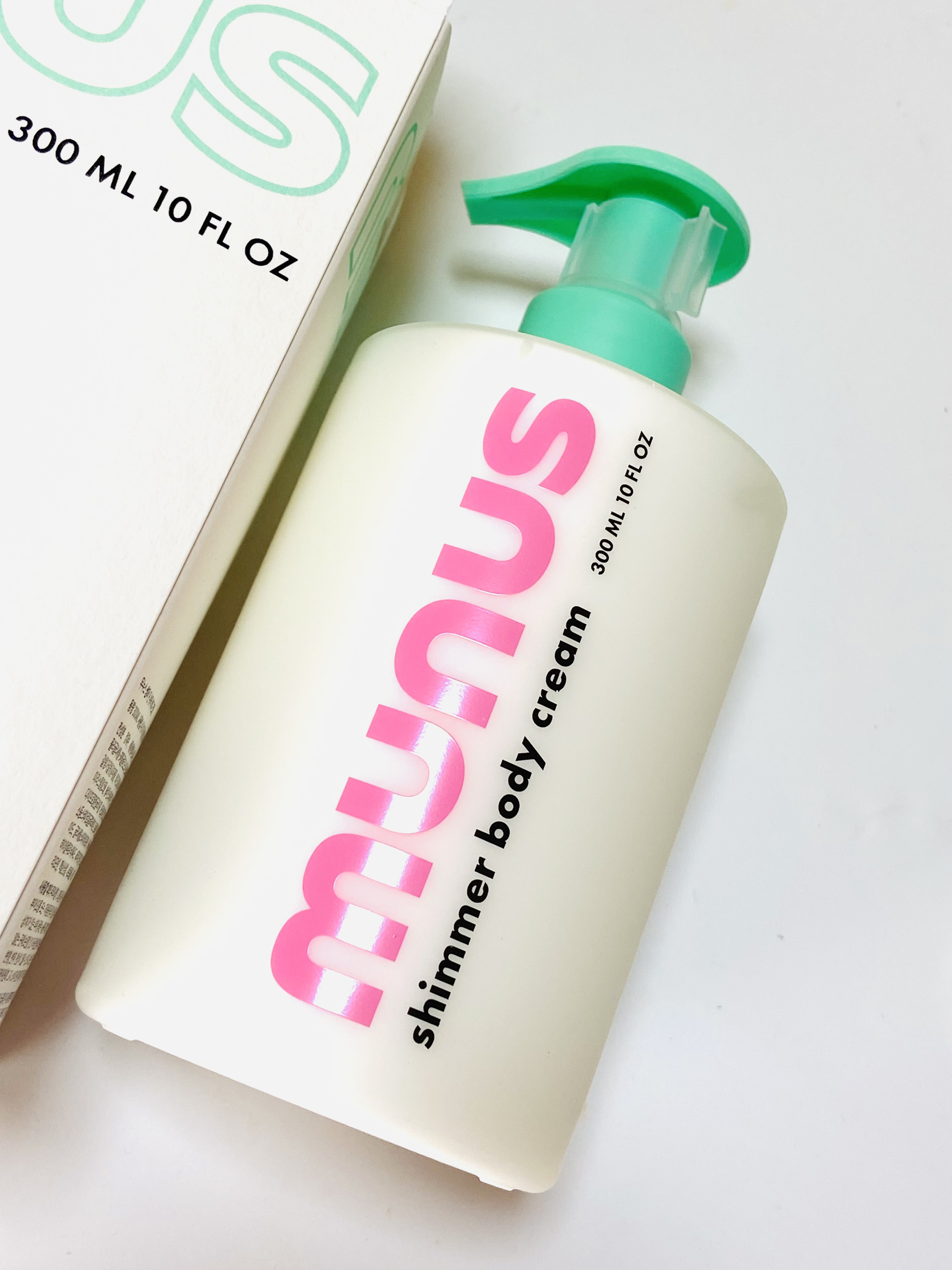 munus ベルベットドリームシマーボディークリームのクチコミ「2種類の香りからサマーダーンを選びました！
柑橘系の香りを楽しみながら
大容量サイズなので、お.....」（1枚目）