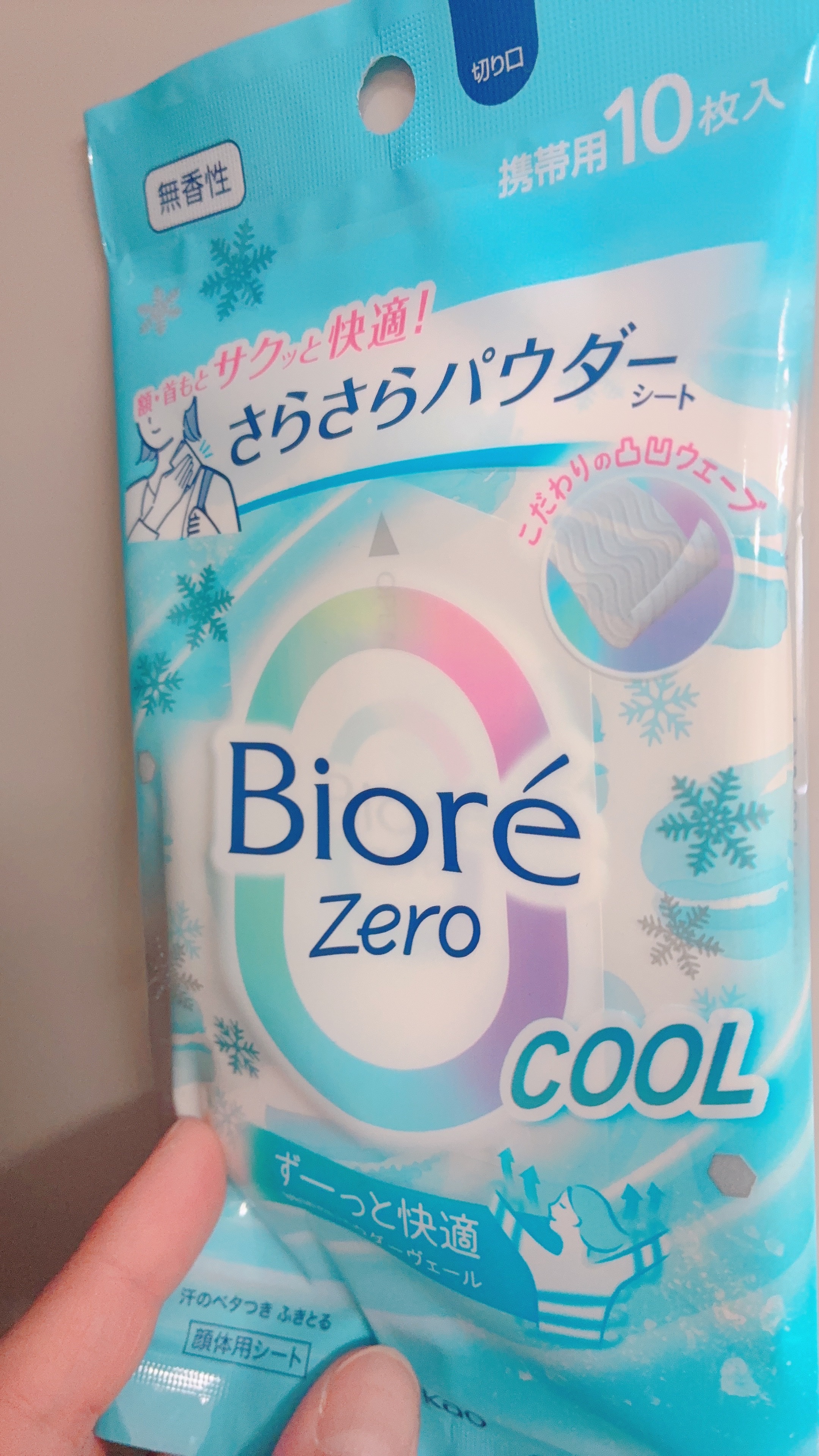 また今年もこれに頼ろう🧡

公式の使い方ではないと思うけど、私は体以外に👇

⚫︎前髪の生え際
⚫︎鼻の下

などの汗がかきやすいところにもぽんぽんと抑える様にして使ってから、身体に使っています♪

本当に汗かきにくくてサラサラ続くので