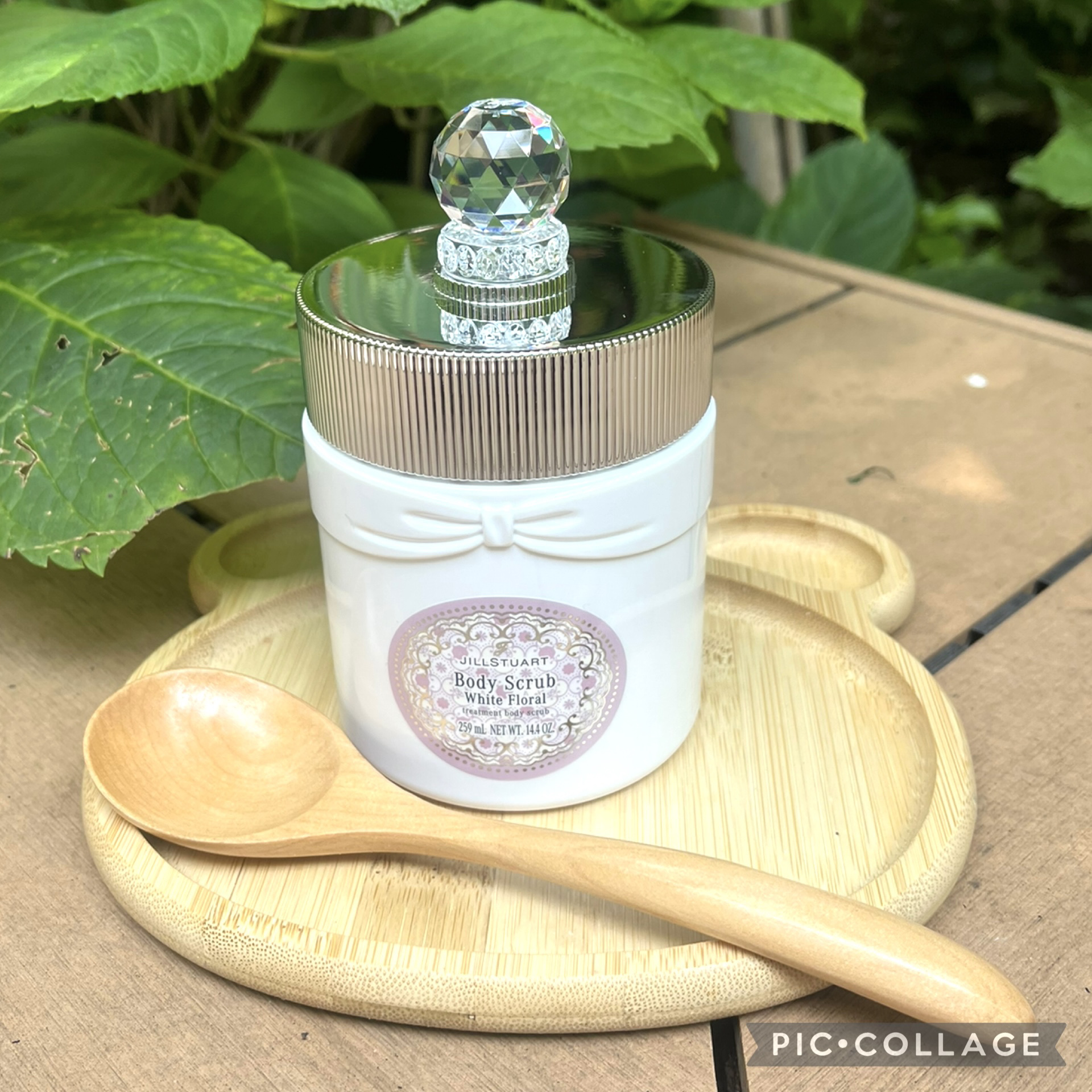 こんにちは！
ご覧頂きありがとうございます♡

ジルスチュアート 
ホワイトフローラルボディスクラブ
¥4,400税込のご紹介です！

【説明＆使用感】

●純白のブーケのようにピュアでロマンティックな香りで包み込み、うるおいを守りながら古