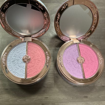 FlowerKnows 胡蝶雲肩ブラッシュデュオ<チークカラー>  のクチコミ「左が02 右04 です。
02は色が淡めなので使いやすいです。写真では発色を良くする為に指で.....」(2枚目)