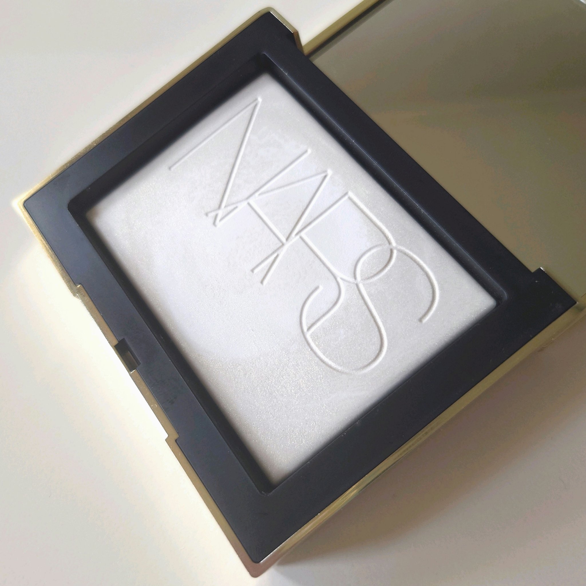 ライトリフレクティング プリズマティックパウダー/NARS/プレストパウダーを使ったクチコミ（3枚目）