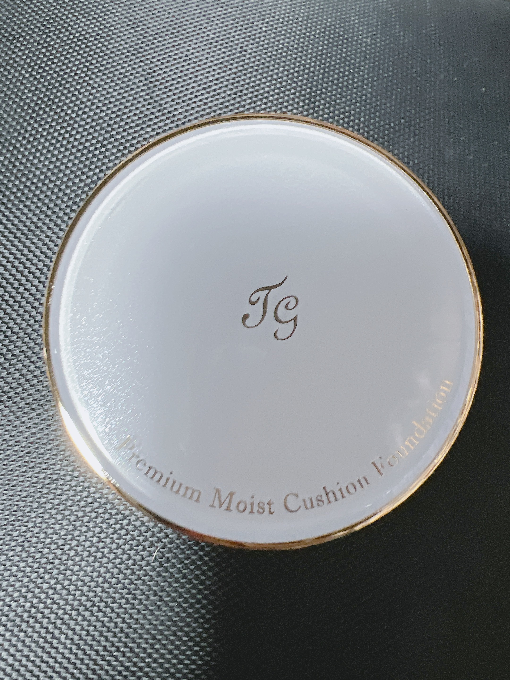 周りが買っていてオススメされたので！
ファンデーションなんですが
保湿もでき、日焼け止めにもなるし、下地にもなる
何度も美味しい商品になります。

乾燥しやすく、メイクが浮いてしまう方にオススメしたいです^^

厚塗りをするので無く
（脂肌