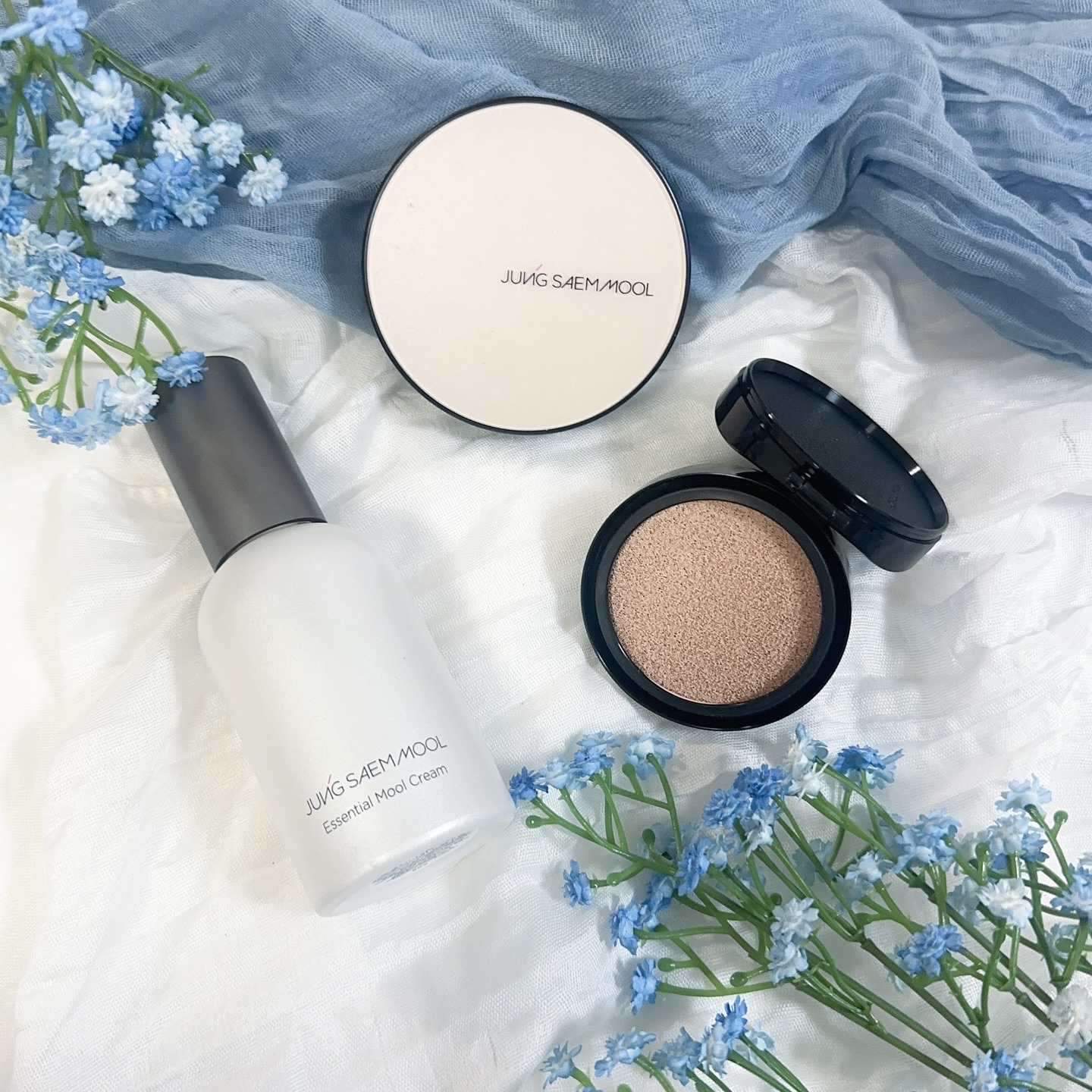 ジョンセンムル🪞
.

大好きなジョンセンムルのクッションファンデーションと下地🙂‍↕️💗💗
崩れにくいベースメイクに出会えたら、それだけで1日気分がいいよね？🥹✨
⁡
最近のお気に入りの2つを紹介するよ🫶

✔︎ エッセンシャ