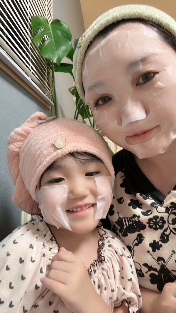Pukekoさんとお子さん、2人でパックをしている