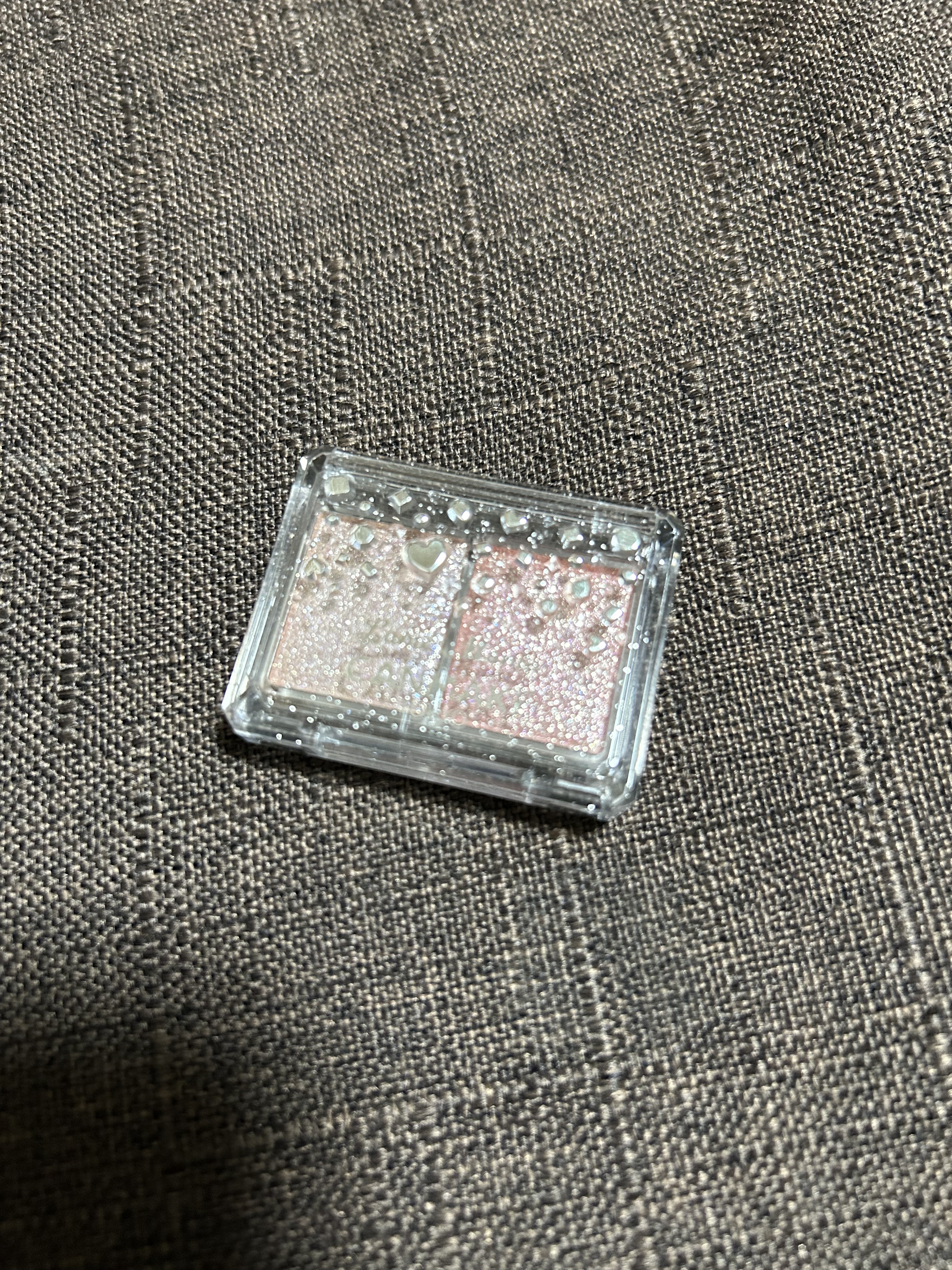  【使った商品】キャンメイクラメマニア02ピンクプードル

【値段】¥770

【商品の特徴】きらきら！ラメラメ！

【使用感】キラキラの感じが粒が際立つ感じで少し好みとは違った…。ですがスモーキーっぽいくすみカラー（自分の肌には苦手な色）