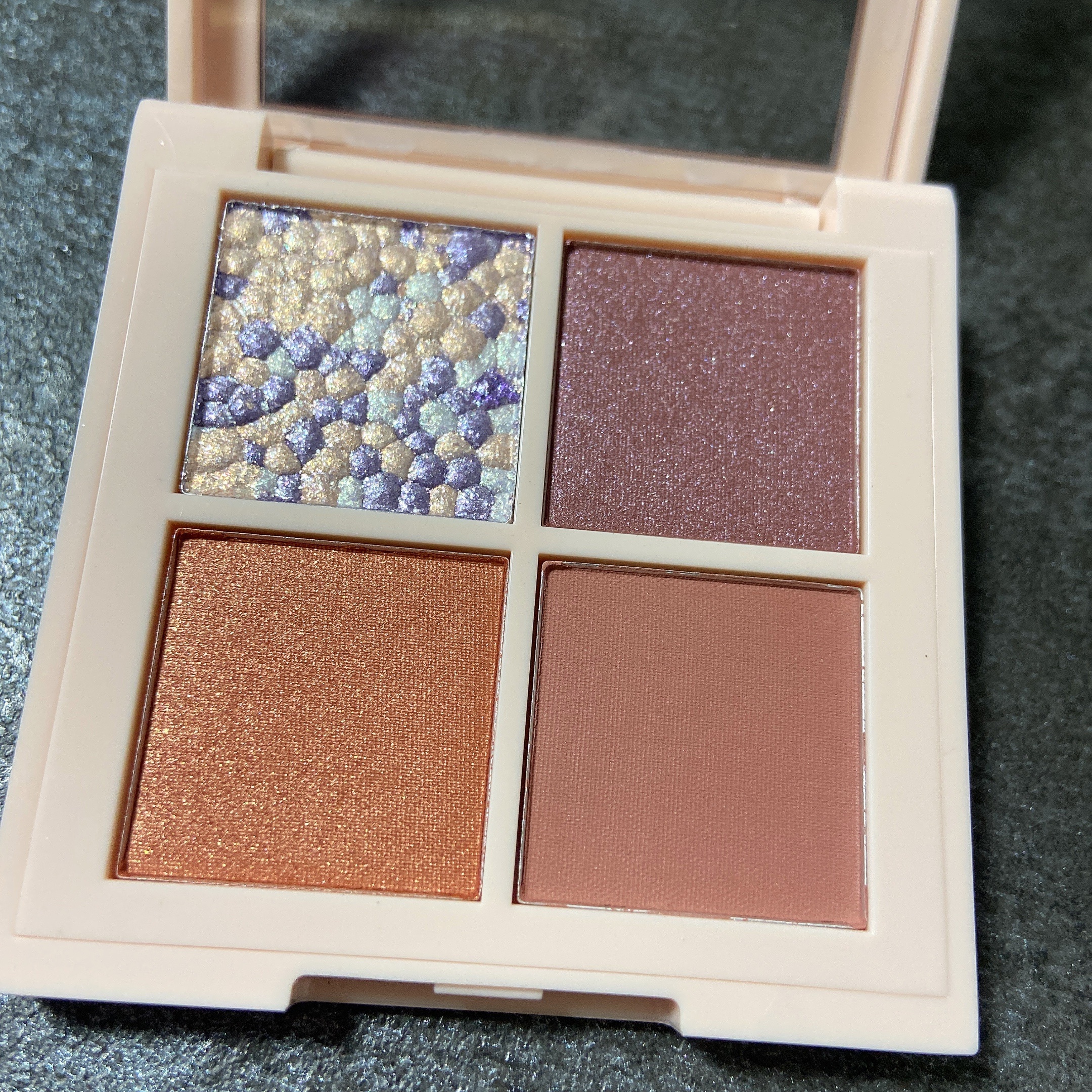 レブロン ダズル アイシャドウ クアッド/REVLON/アイシャドウパレットを使ったクチコミ（2枚目）