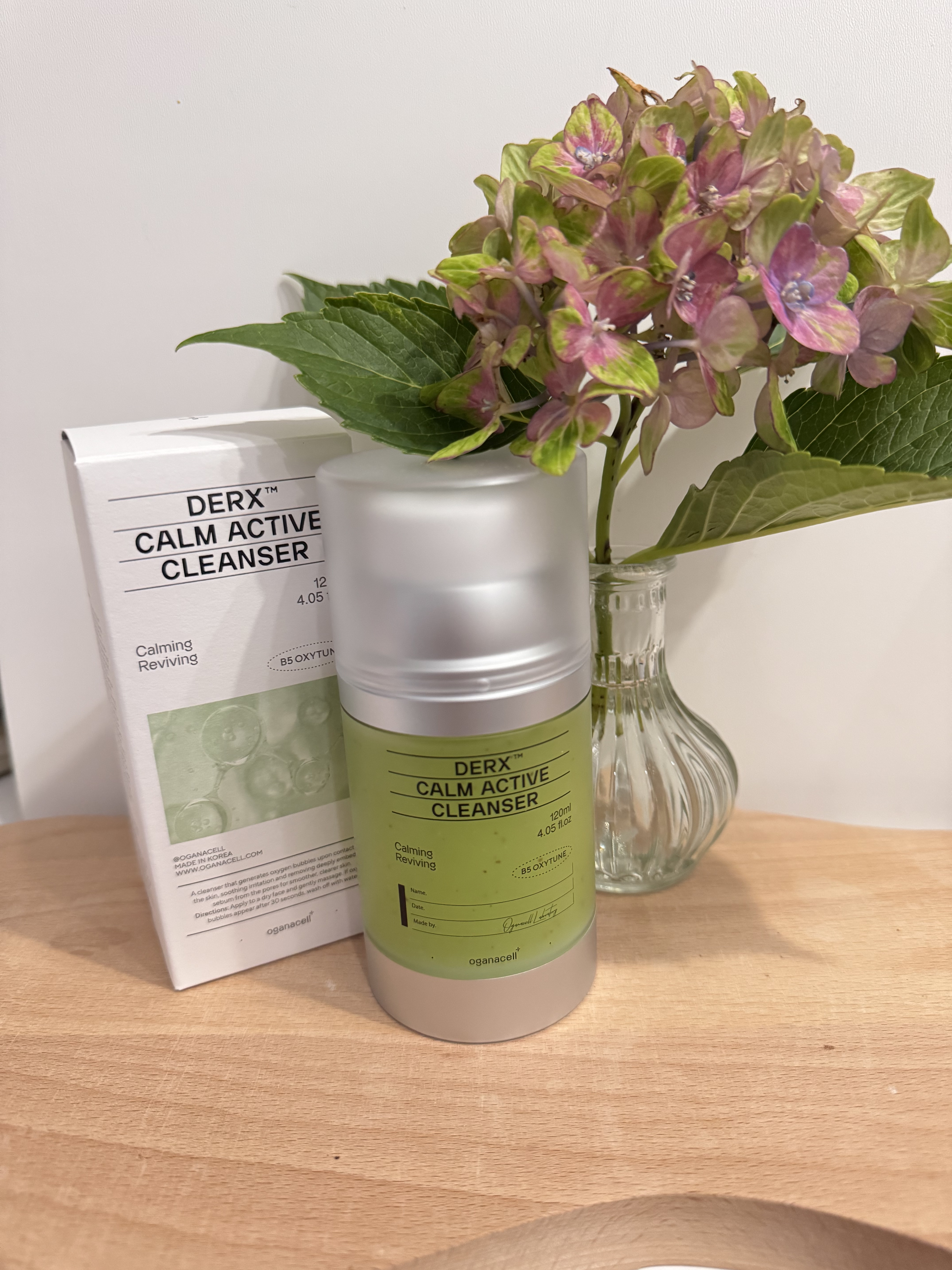 あのソン・スンホンさんがブランドアンバサダーになったということもあり以前からとっても気になってました。
あずきと酸素バブルでメイク落としも洗顔もこれ一本だし敏感肌にもおすすめで、あずきのパウダーが毛穴の奥まで綺麗にしてくれてる感じがします
