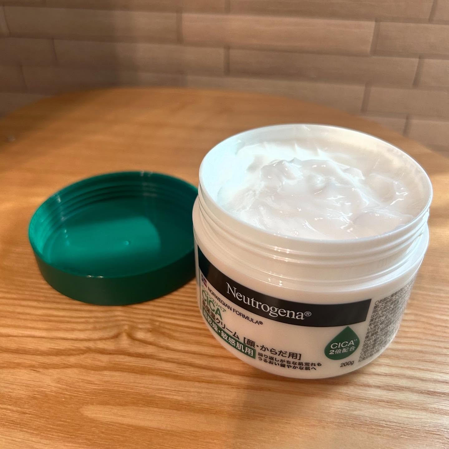 ニュートロジーナ®ノルウェー フォーミュラ インテンスリペア CICA 高保湿クリーム/Neutrogena/フェイスクリームを使ったクチコミ（2枚目）