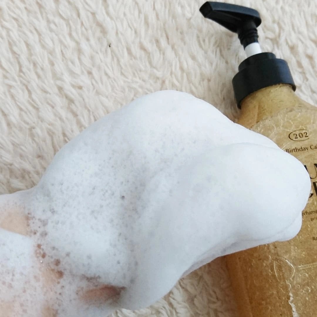 スクラブボディウォッシュ バースデイケーキ ラズベリーバニラ/LUV SCENT/ボディスクラブを使ったクチコミ(4枚目)