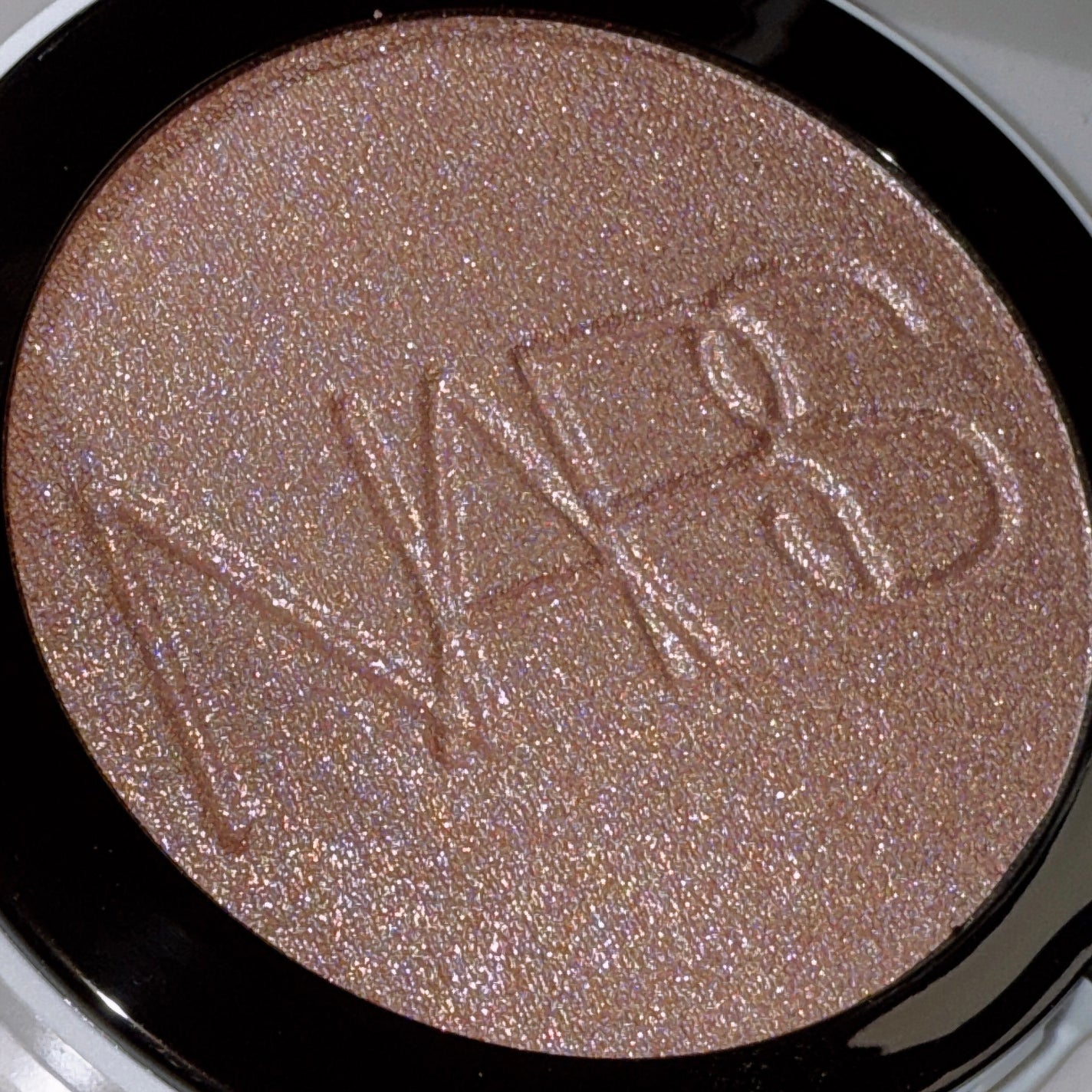 NARS ライトリフレクティング ルミナイジングパウダー/NARS/パウダーハイライトを使ったクチコミ(4枚目)