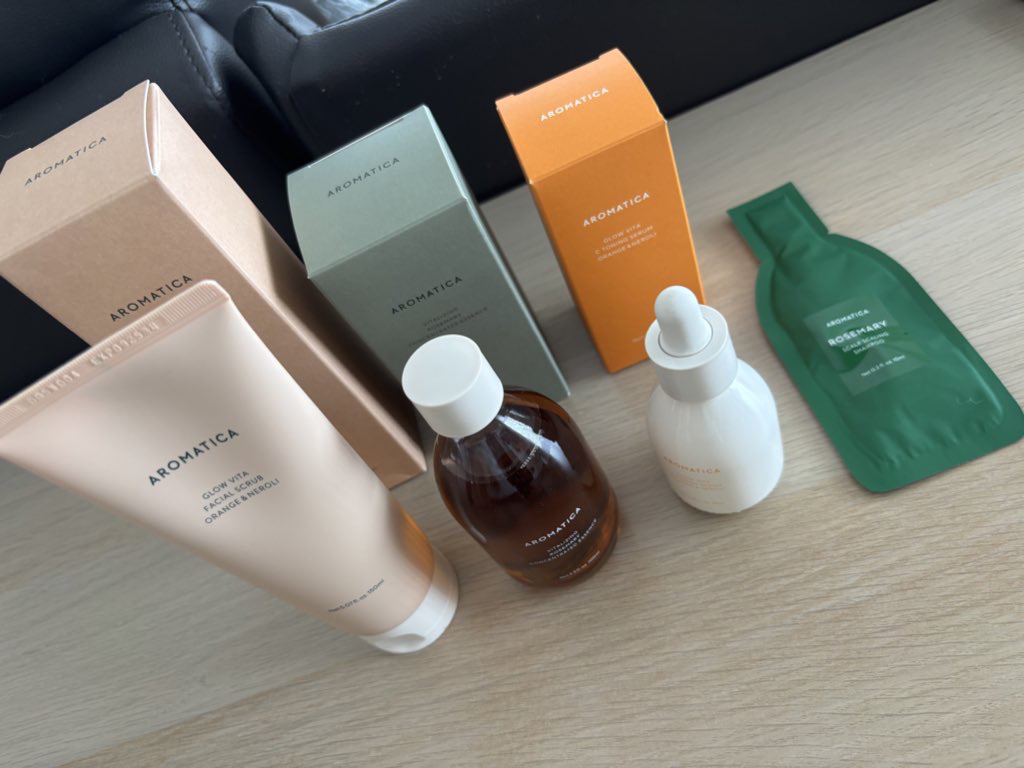 AROMATICA　グロービタCトーニングセラム　
サンプルを使って良かったので購入

柑橘系の香りがよくお肌にも馴染みやすくベタつかないのがよいです

グロービタ フェイシャルスクラブ オレンジ＆ネロリ
おまけでいただきました

ローズマ