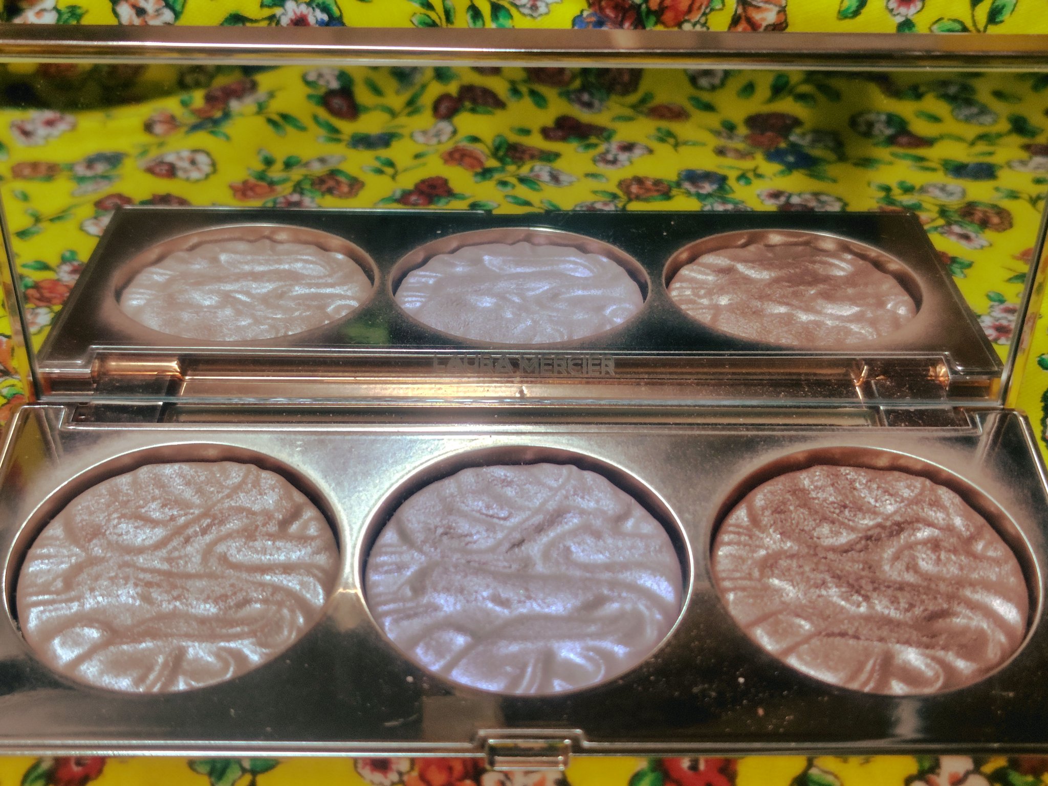 ペイント ウィズ ライト ラディアント フェイス イルミネーター トリオ/ローラ メルシエ/プレストパウダーを使ったクチコミ（2枚目）