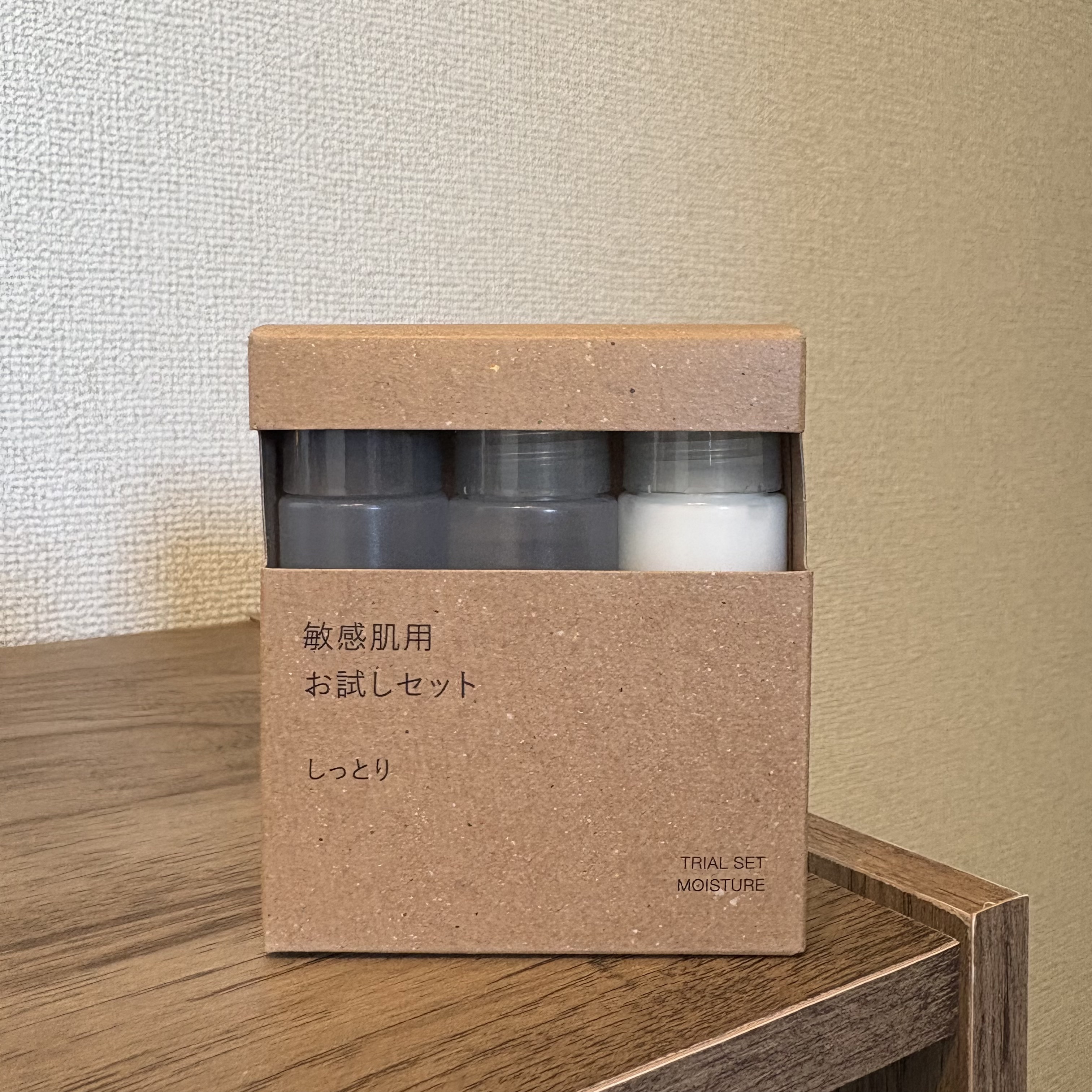 ☺︎無印良品

導入化粧液
敏感肌用化粧水 しっとりタイプ
敏感肌用乳液 しっとりタイプ

肌がなんとなく落ち着かないので、とりあえずシンプルにシフトしようと無印に行くと、お試しセットがあったので、こちらを購入。

期待通りtheシンプル。