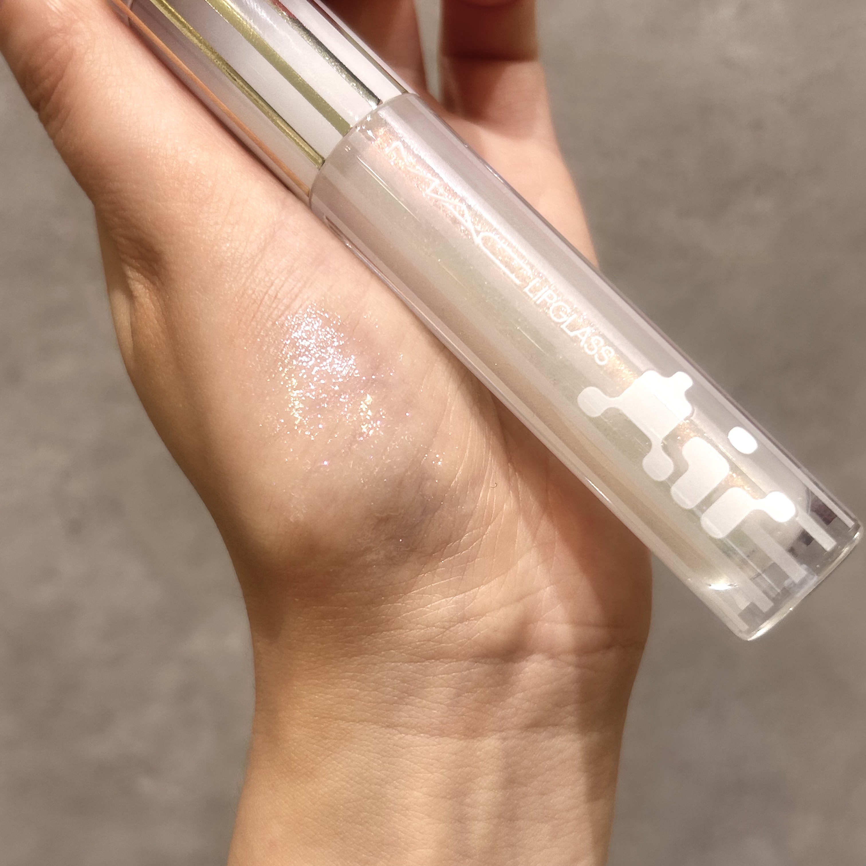 リップガラス エアー フロスティング（レッドパールホワイト）/M・A・C/リップグロスを使ったクチコミ（3枚目）