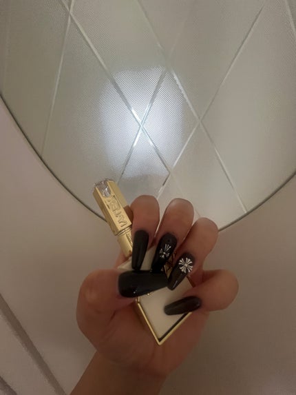 みそら on LIPS 「初セルフネイル!!!黒のジェルネイルをベースにパーツをつけまし..」(1枚目)