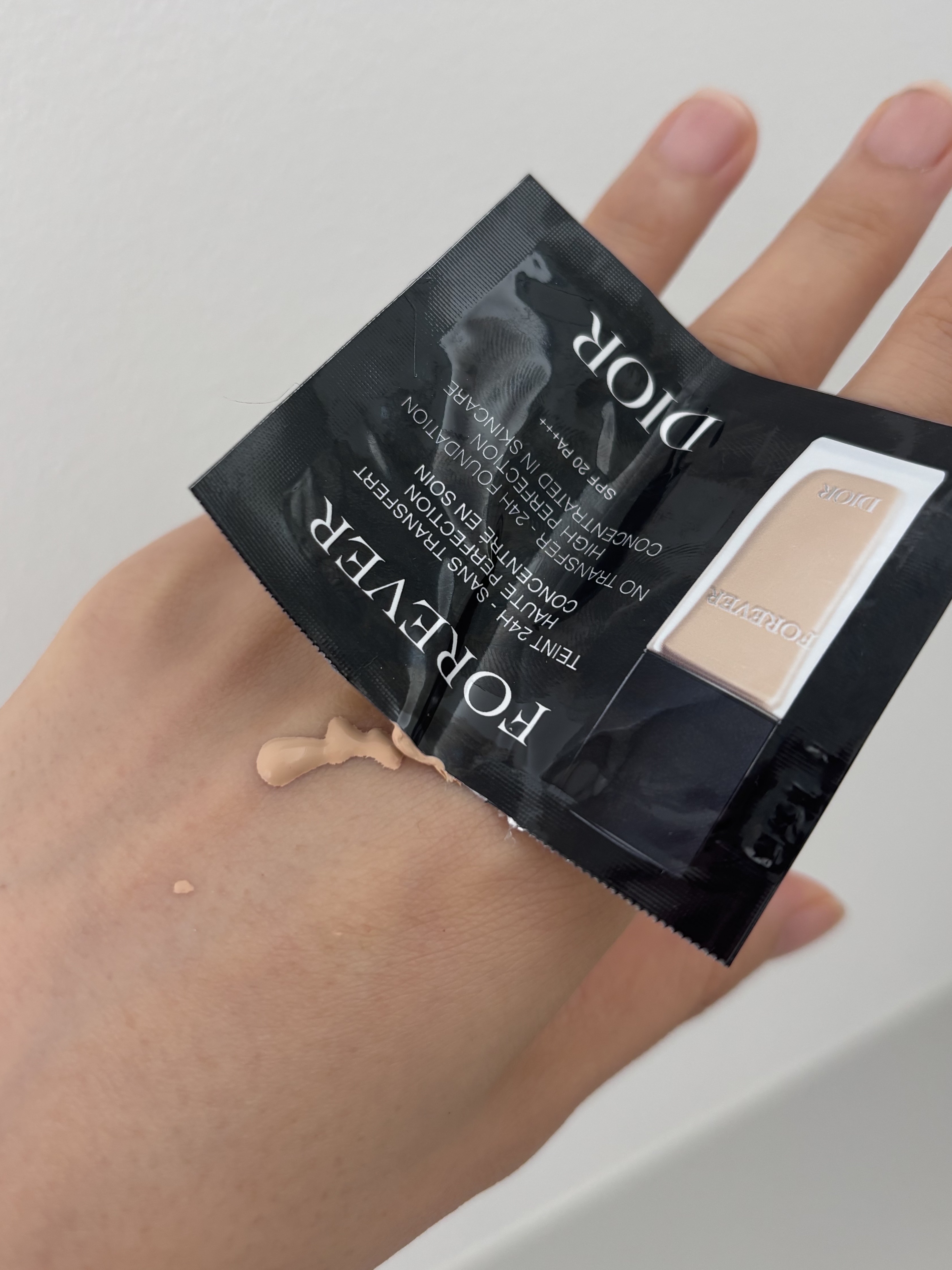 ディオールスキン フォーエヴァー フルイド グロウ 1Nニュートラル/Dior/リキッドファンデーションを使ったクチコミ（3枚目）