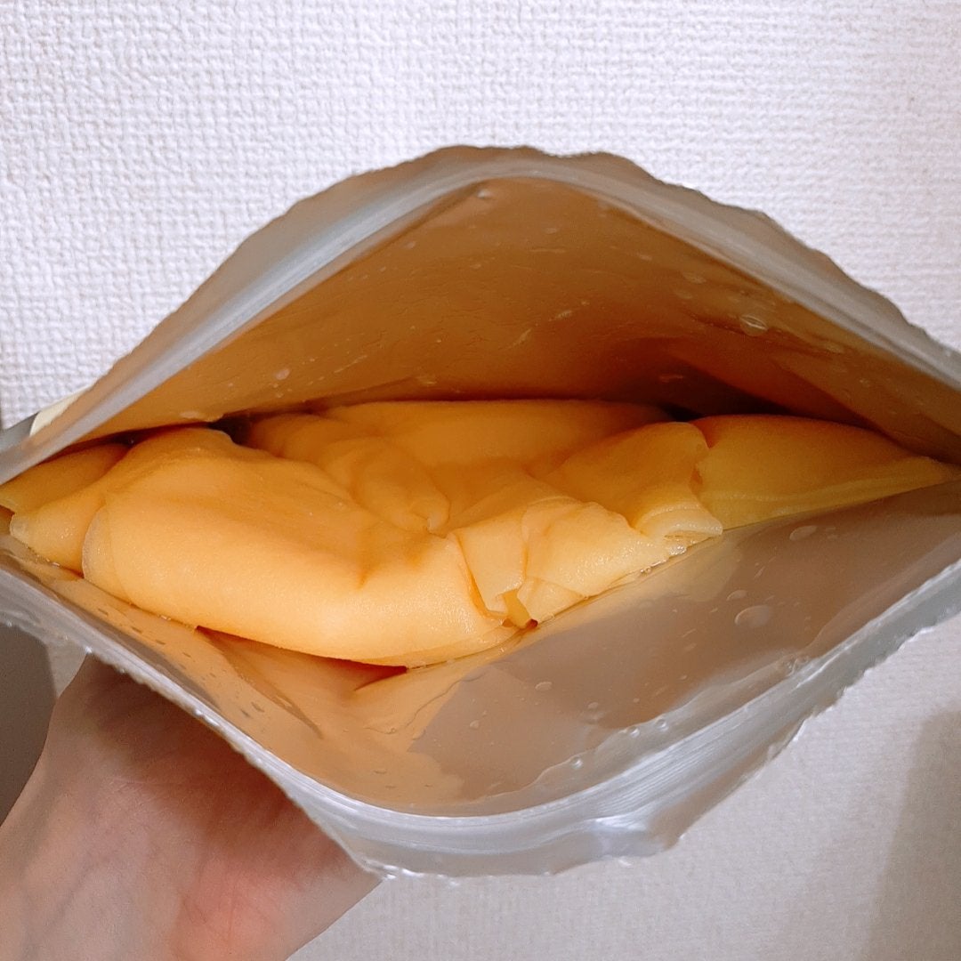 エリー on LIPS 「保水性、密着性の高いレーヨン生地を使用した黄色のカラーマスクシ..」(3枚目)