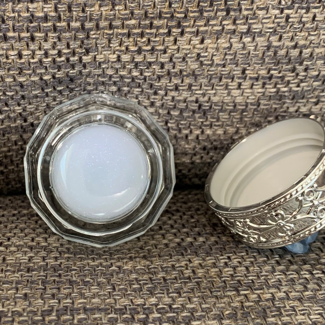 ジルスチュアート クリスタルブルーム サムシングピュアブルー シマリング フレグランスバーム/JILL STUART/練り香水を使ったクチコミ（3枚目）