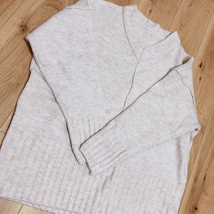 提供元：Lumier
もちもちリンキングVネックニット/オートミール

柔らかな質感とボリューム感のあるVネックてす！
カジュアルなデニムパンツとっても合います♡
1枚で着用できるのがとっても魅力的です！