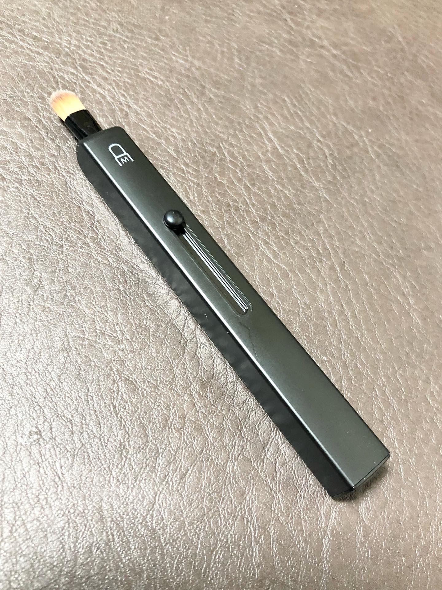 スライド式アイシャドウブラシ/セリア/メイクブラシを使ったクチコミ（2枚目）