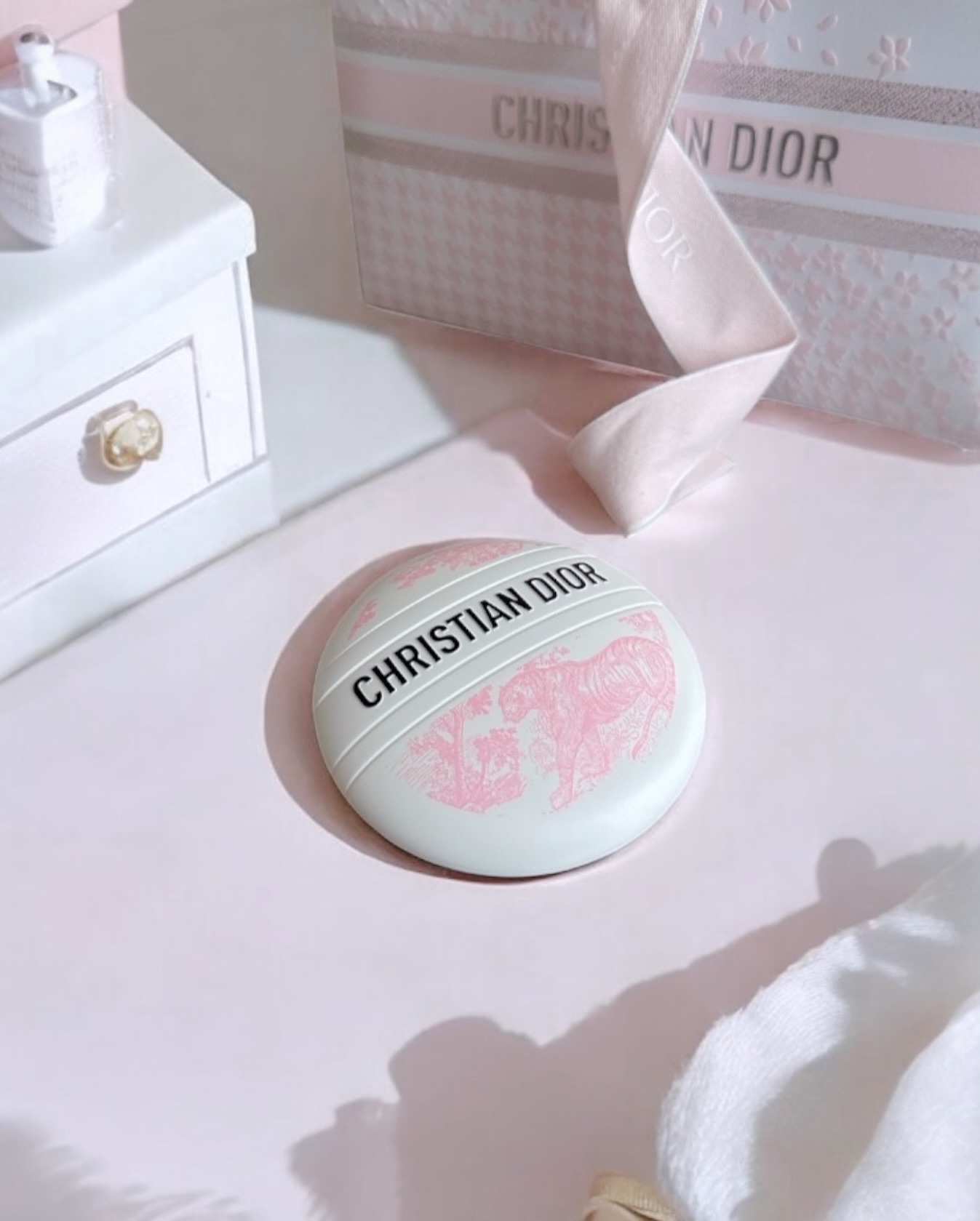 ヴェルサイユ宮殿の片隅、
マリー・アントワネットの
プライベートルームにも飾られていた
“トワル・ドゥ・ジュイ”
⁡
花や鳥、牧歌的な情景が描かれたその布は
自由を制限されながらも美に囲まれていた王妃の
ささやかな心の逃避先だったのかもしれ