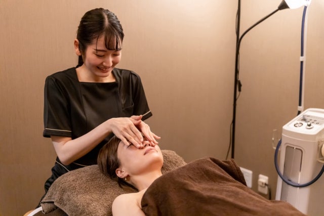 エステを受けている女性