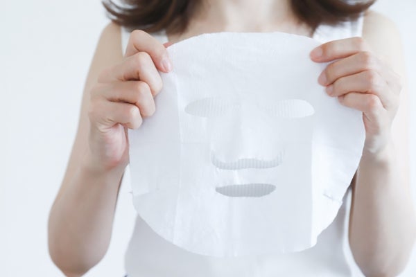 フェイスパックを持っている女性