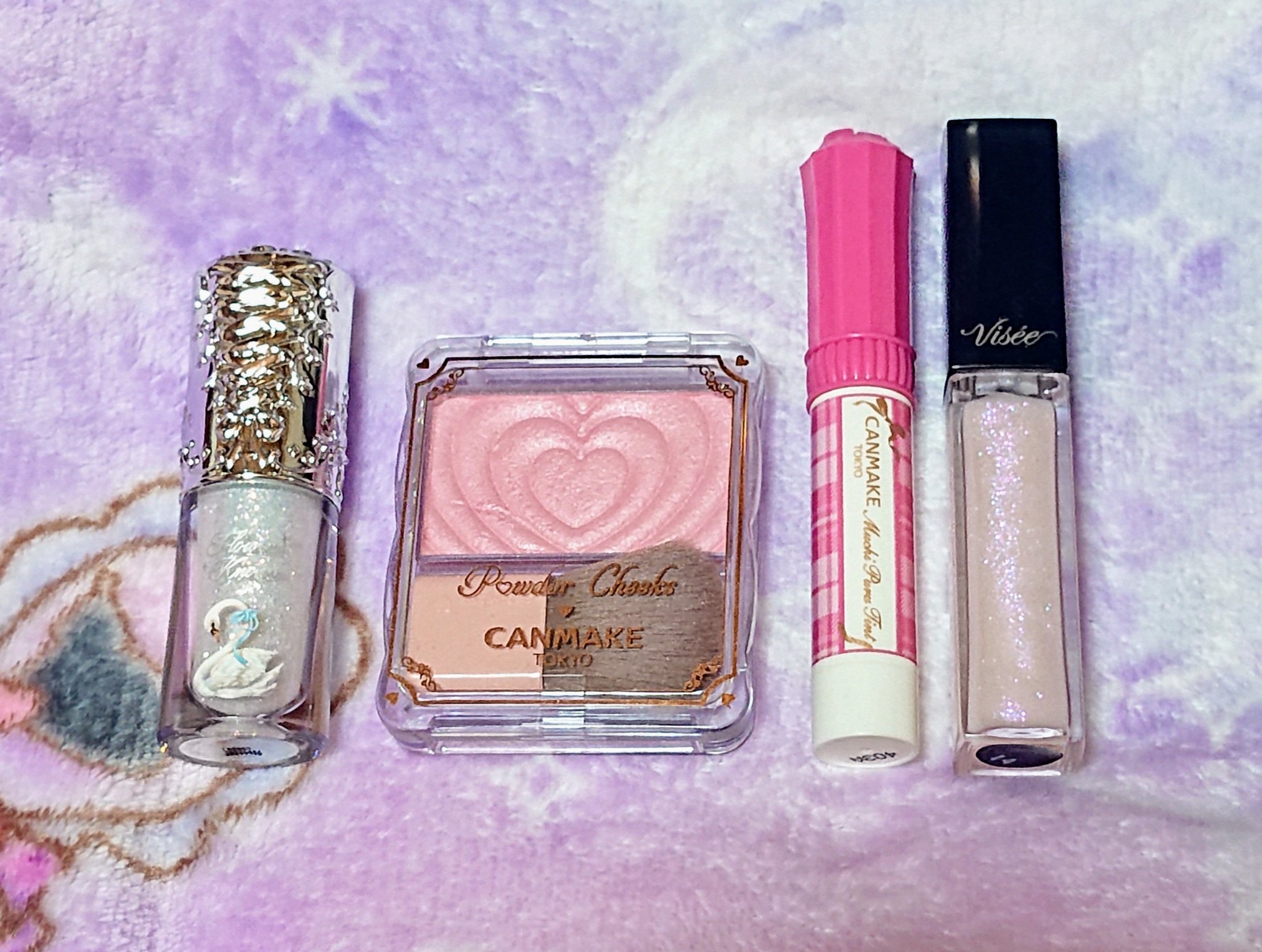 私のブルベメイクのアイテムたちです！！💙💍 ̖́-
キャンメイクパウダーチークス、リトルシャイピンク。
むちぷるティントラズベリーケーキ。
Viséeエッセンス リッププランパーオーロラピンク。
フラワーノーズ スワンバレエシリーズ リ