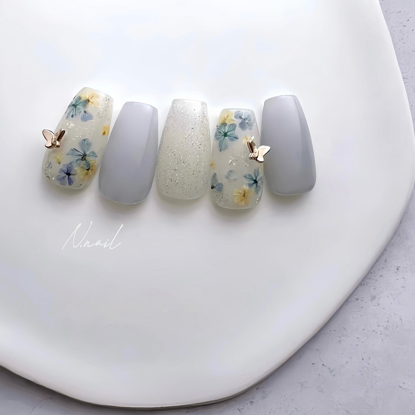 naomi on LIPS 「人気の押し花と🦋浴衣にも合いそう😊✨@ntob_nail▸..」(1枚目)