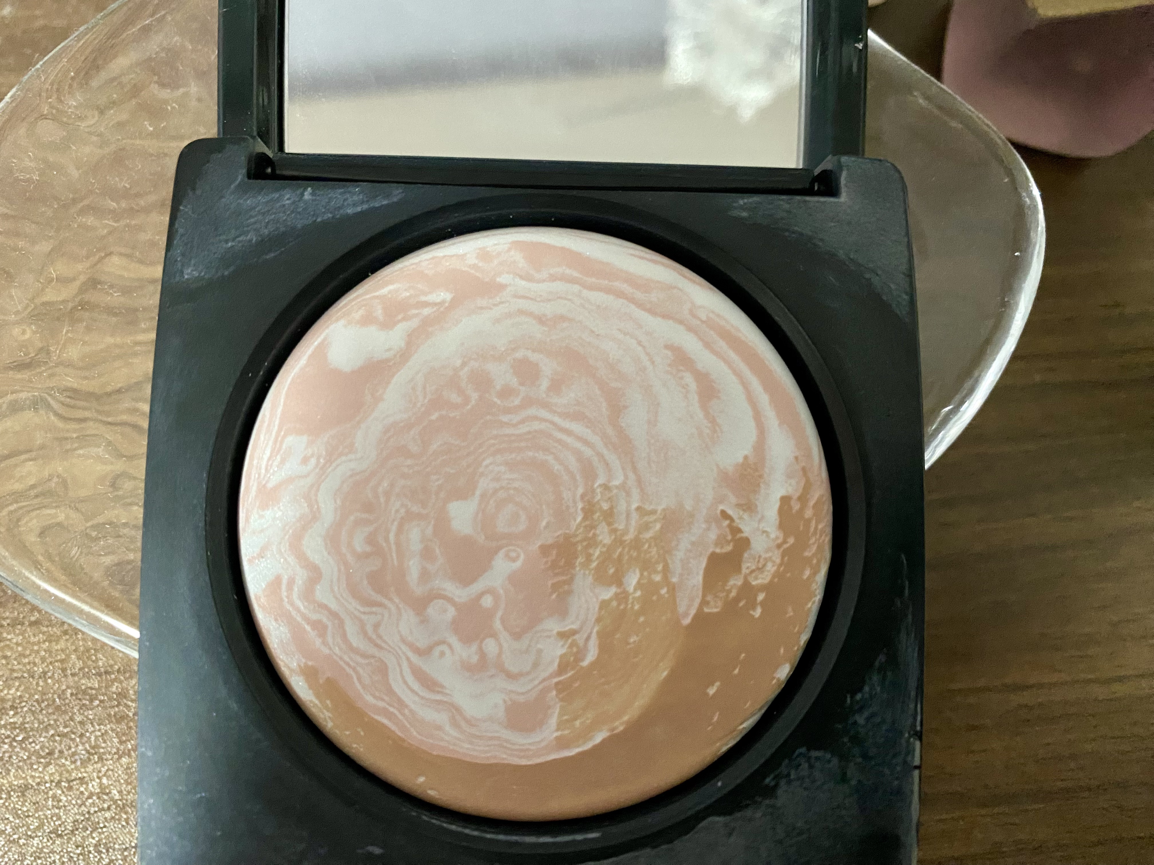 シアーフィニッシュ ブラーリング パウダー/BOBBI BROWN/プレストパウダーを使ったクチコミ（2枚目）