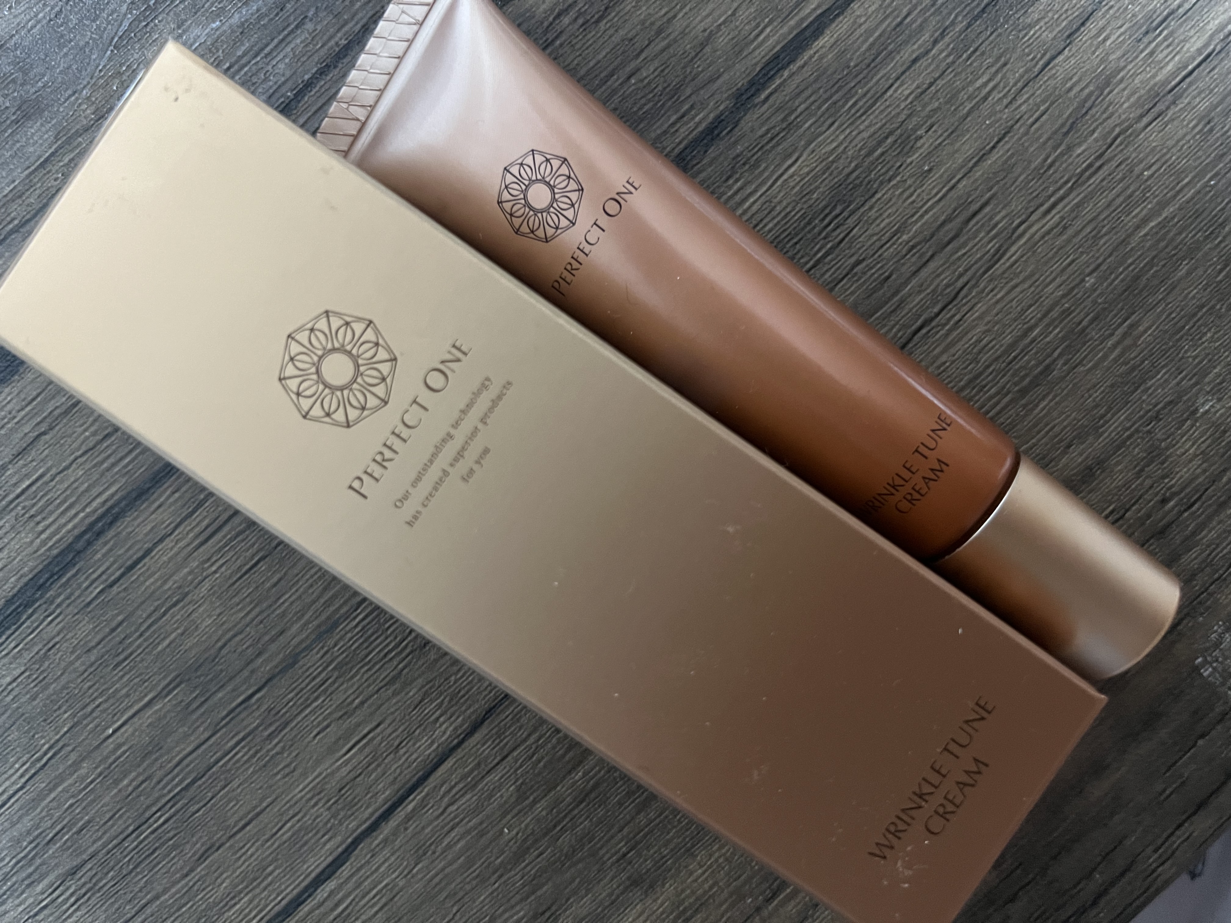 目元のシワやほうれい線にマッサージしながら☆1本で目元と口元のシワ改善出来て実際にほうれい線が薄くなってきた気がしている。完全に無くなることは無いだろうが、多少の効果を感じれるだけで期待出来る。継続して塗ります！マッサージも忘れずに♪♪