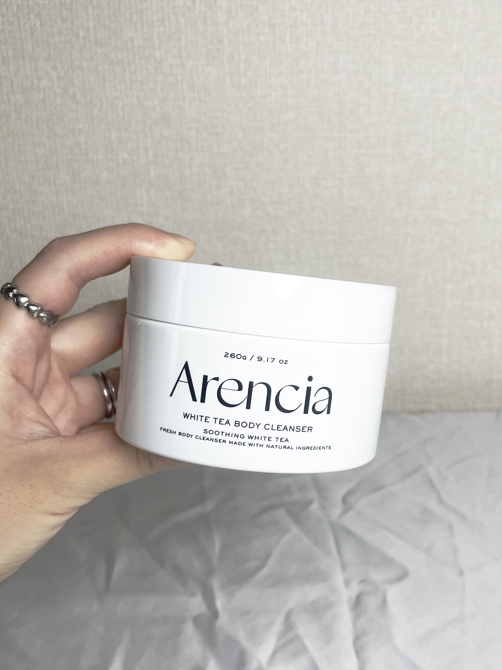 
肌を傷めることなく綺麗に洗い上げてくれる感じで、仕上がりはツルスベ🖤

肌のがさつきがなくなるし、香りはほんのり香る感じだし、コスパ良しで大好き！！

今まで安い時に爆買いしてたんだけど、
最近買おうとしたら無くなってた😢
