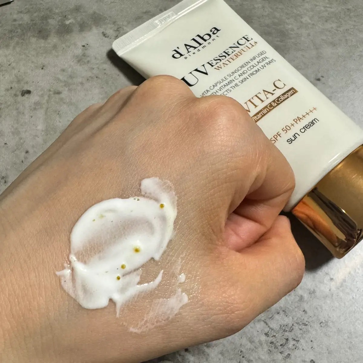 ビタカプセルエイジングケアサンクリーム/ダルバ/日焼け止め・UVケアを使ったクチコミ（2枚目）