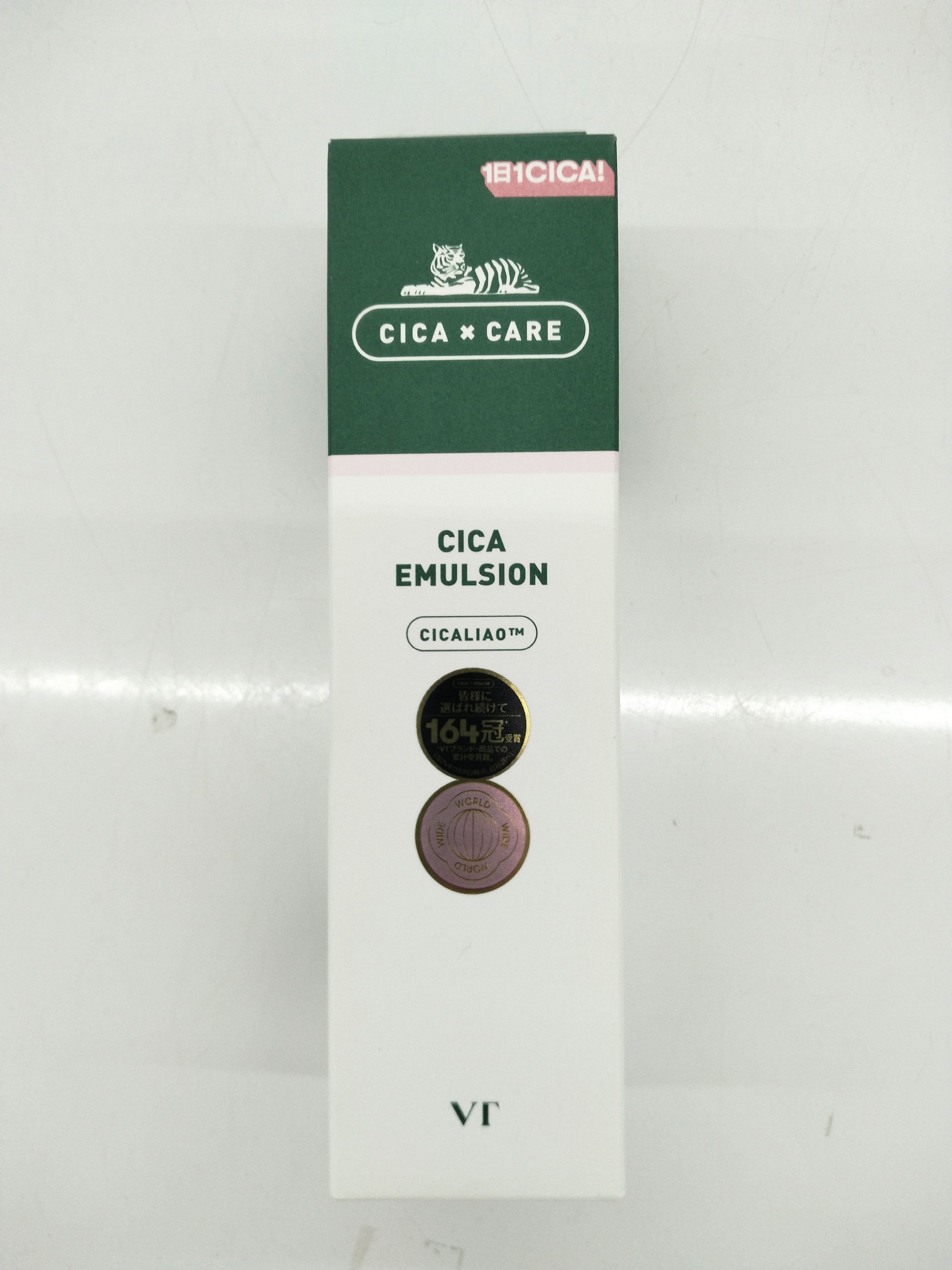 「シカ エマルジョン」は、シカ（Centella Asiatica、ツボクサ）を主成分とする保湿エマルジョンです。シカは、肌の修復や鎮静効果があることで知られ、特に敏感肌や肌トラブルに悩む方に人気の成分です。この製品は、保湿、鎮静、修復を目