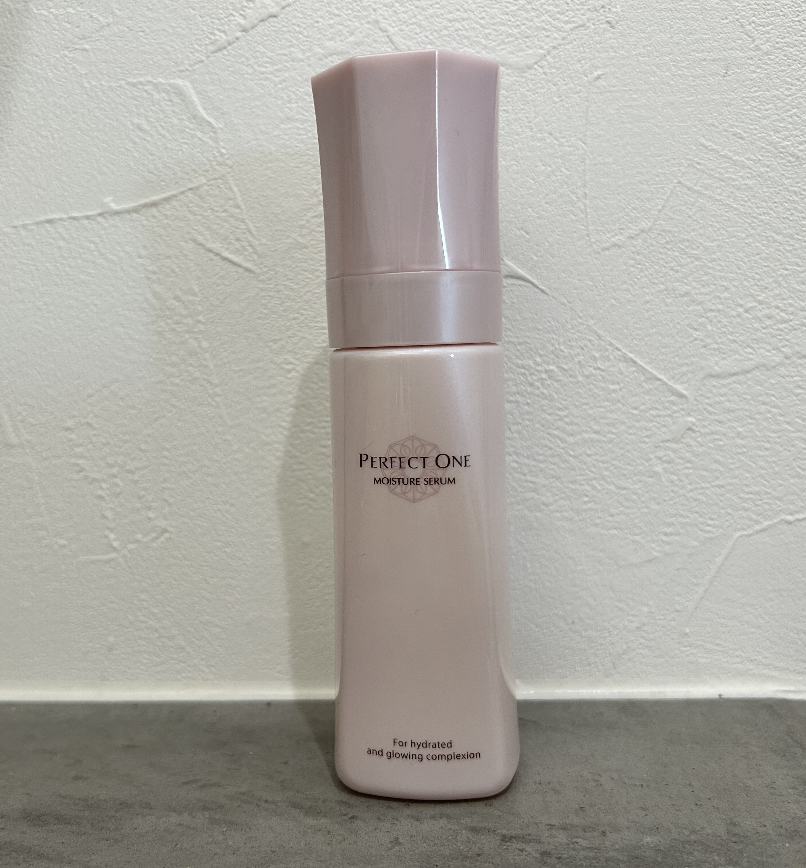 モニターで使用しました！
テクスチャーはとろみがあって、肌にのせるとしっとり。ベタつきは感じにくかったですが、保湿感しっかりで油分はやや多めかも。
乾燥肌さんやエイジングケアしたい方にはピッタリだと思います。

1本で化粧水・乳液・美容液・