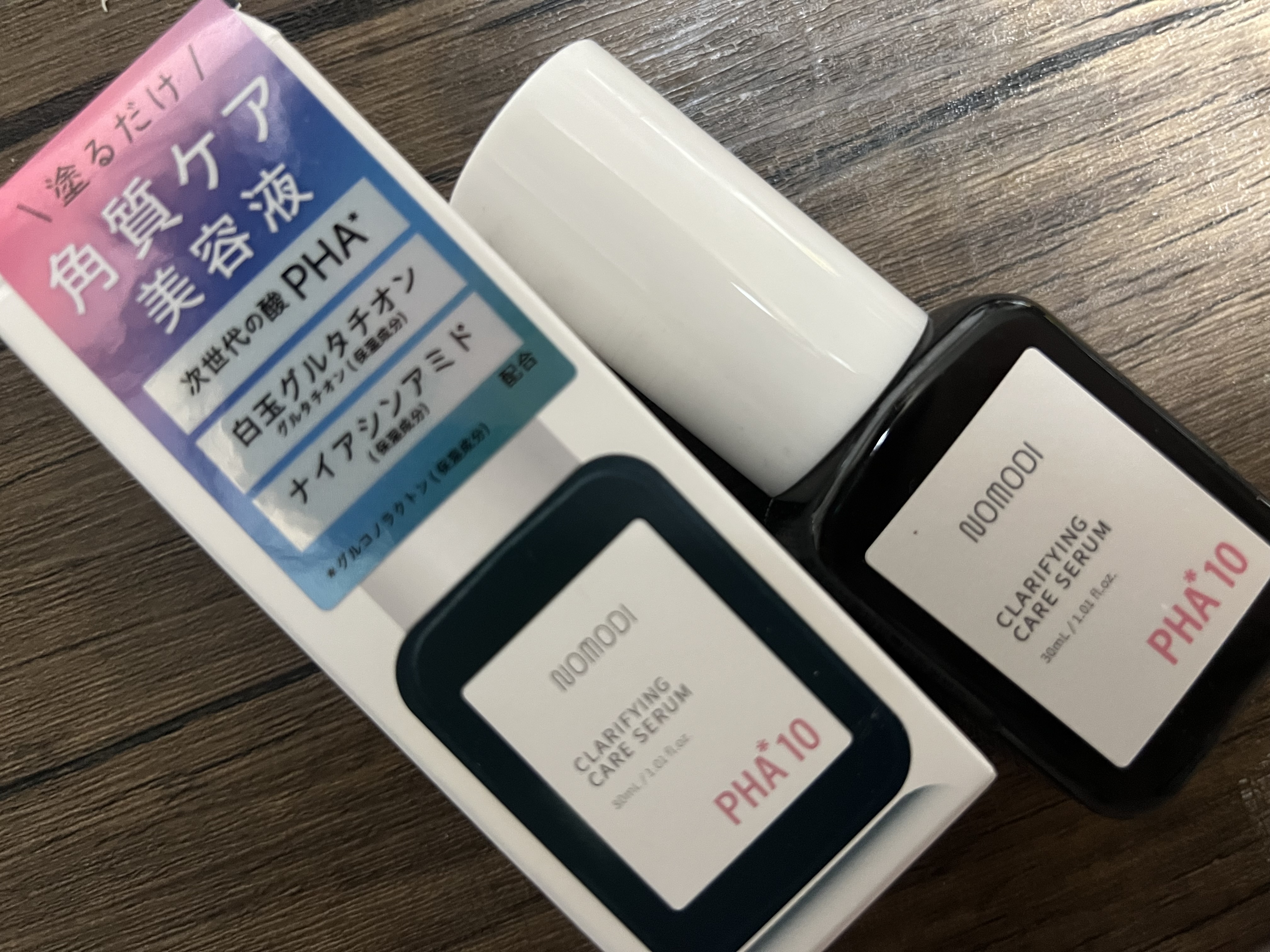 塗るだけ角質ケア美容液。テクスチャーはドロっとタイプではなくかなりサラサラしていて浸透しやすそうなタイプ！
肌のくすみやザラつきに効果を期待できるとのことで、確かに毛穴がうっすらになってきた。これからどうなるのか楽しみ☆