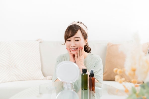 表情筋のトレーニングをする女性