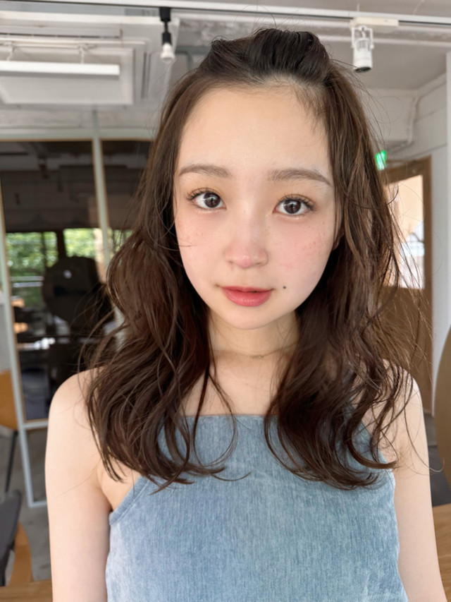 セミロングのガーリーテイストな女性