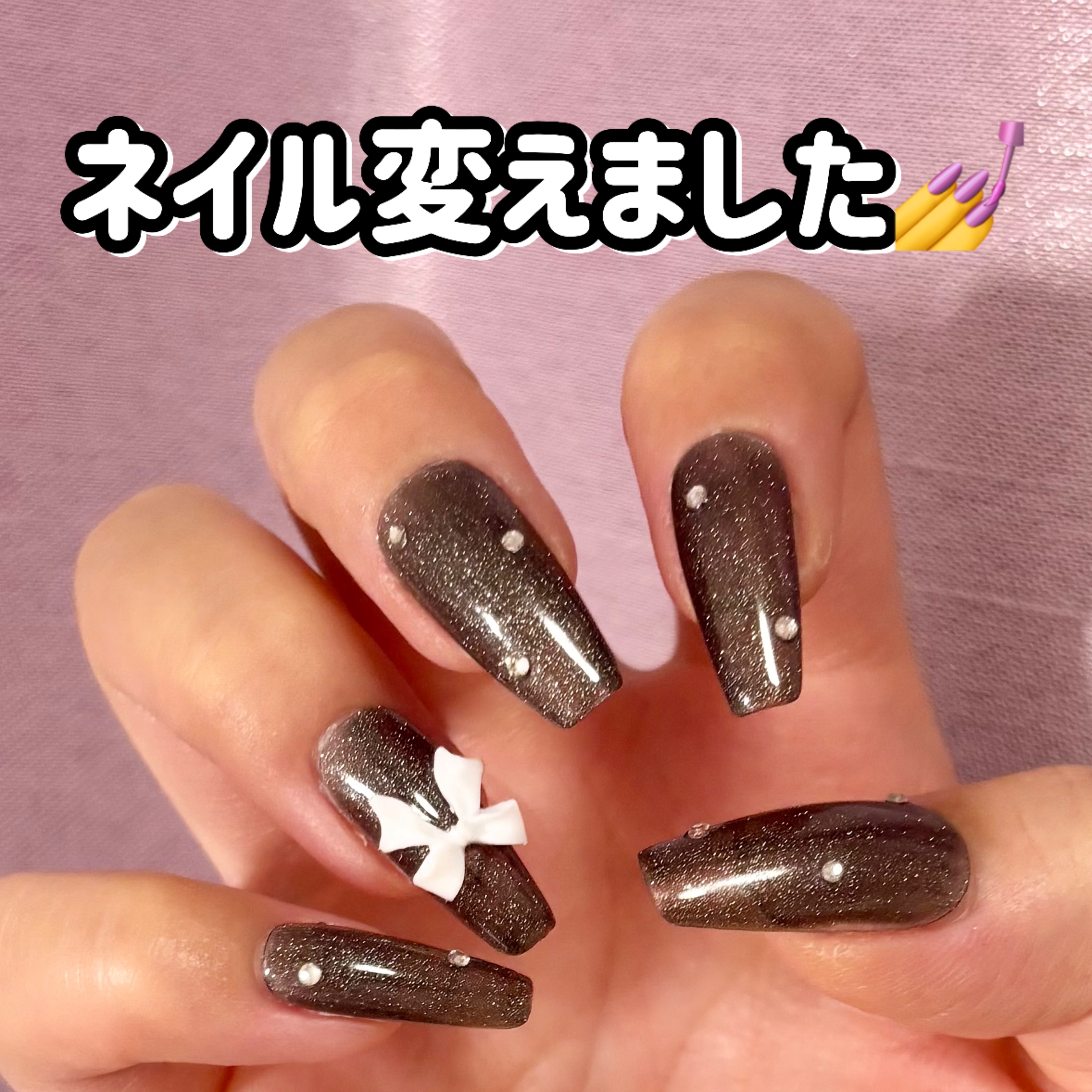 自分でネイルチップを作ってつけました！

今回のネイルはブラックに白リボンです！

ストーンも付いてます🍀*゜

満足な仕上がりです♡

#セルフネイル #ネイルチップ 