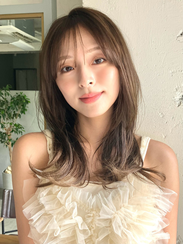 セミロングのナチュラルテイストの女性