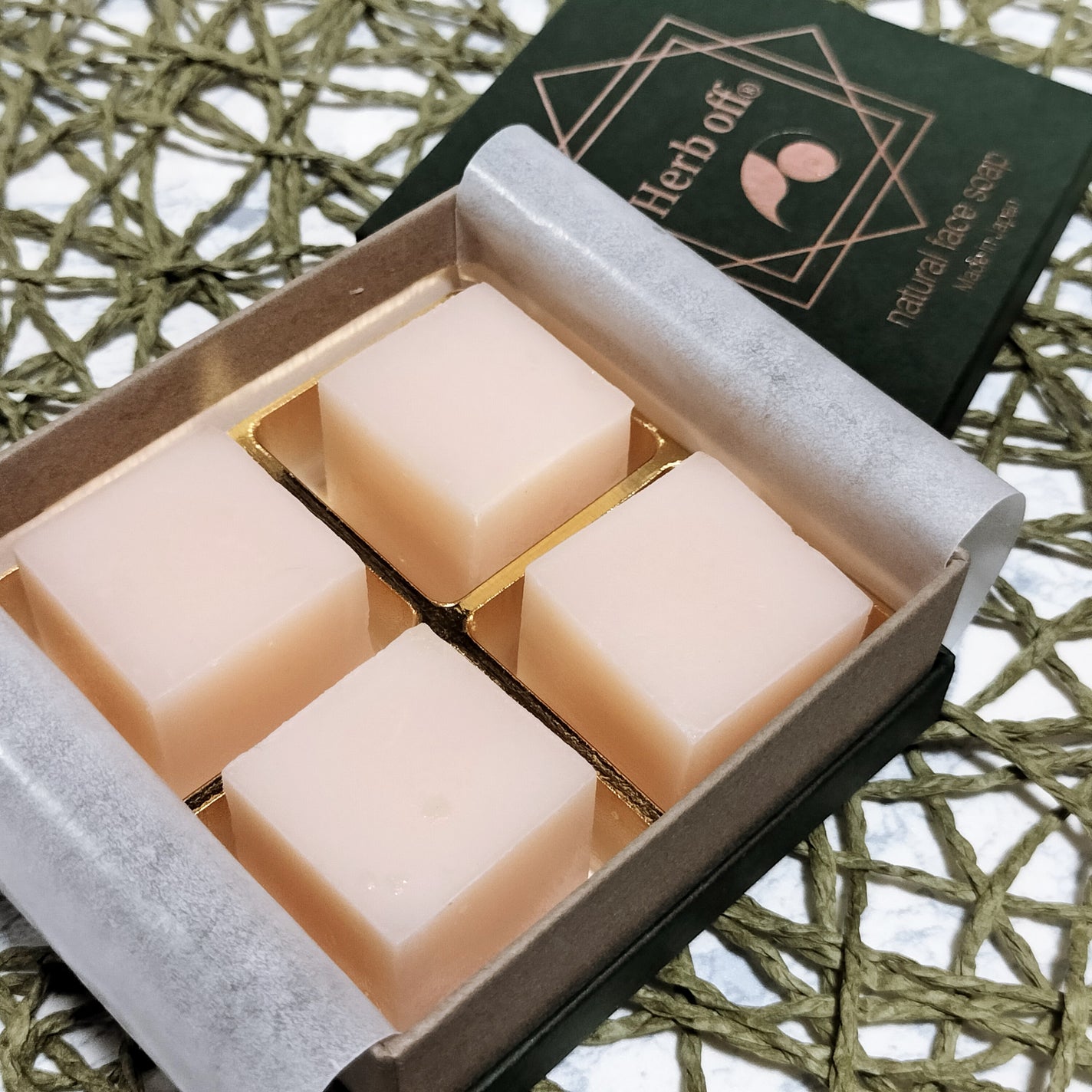 いちごみるく on LIPS 「漢方医薬研究者とプロ集団(エステティシャン・化粧品会社)が開発..」(2枚目)