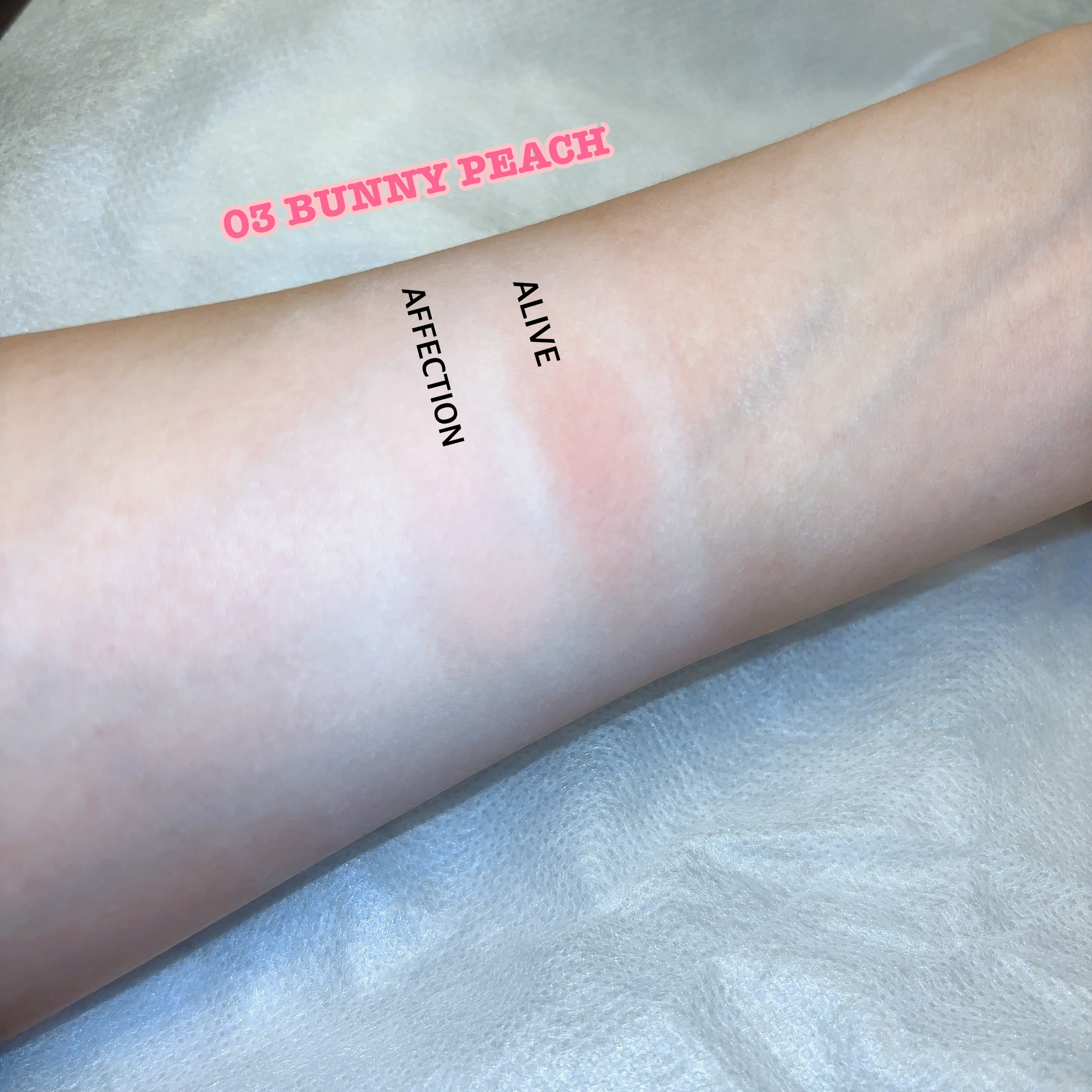 アイステイン エッセンシャル シャドウ デュオ 03 バニー ピーチ/VDL/アイシャドウパレットを使ったクチコミ（2枚目）