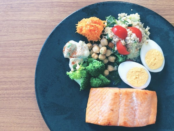 魚・卵・野菜料理が乗ったプレート